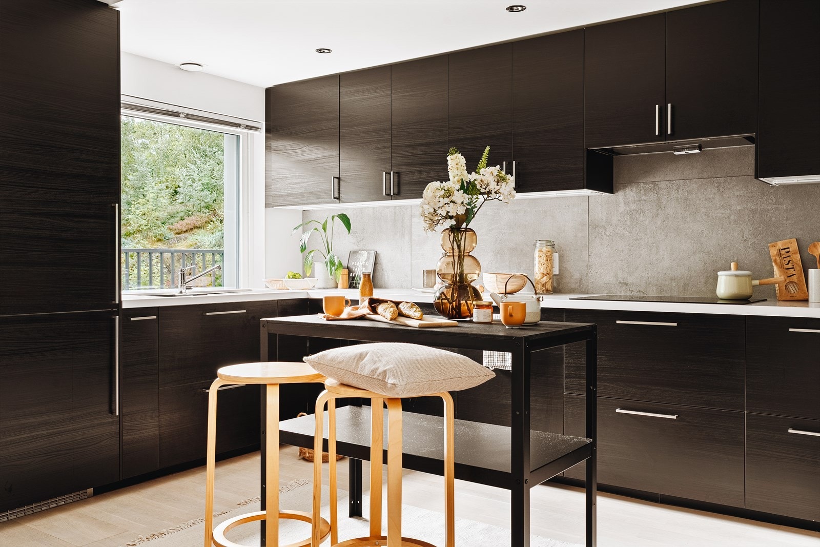 - Det er integrert induksjon platetopp, stekeovn, mikrobølgeovn, oppvaskmaskin og kjøl/fryseskap. Medfølger til glede for ny eier! - Galleribilde