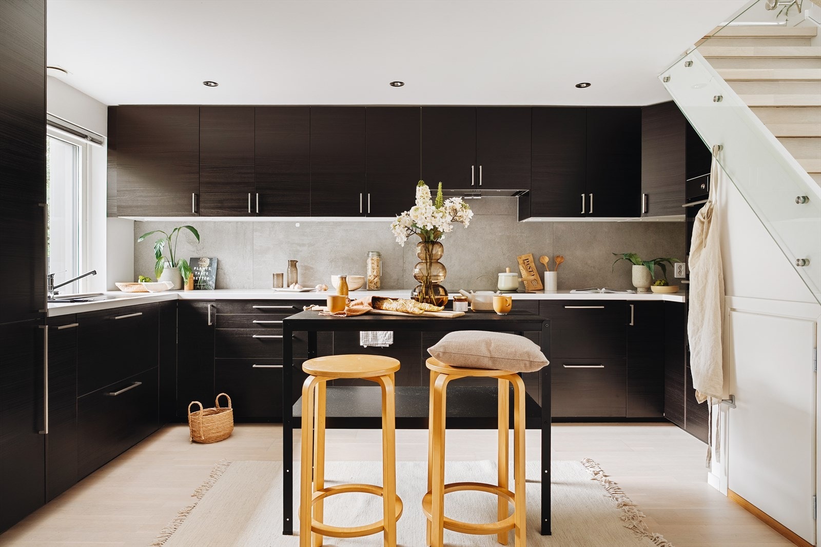 - Det moderne kjøkkenet fremstår med slette fronter, laminat benkeplate og nedfelt vask - Galleribilde