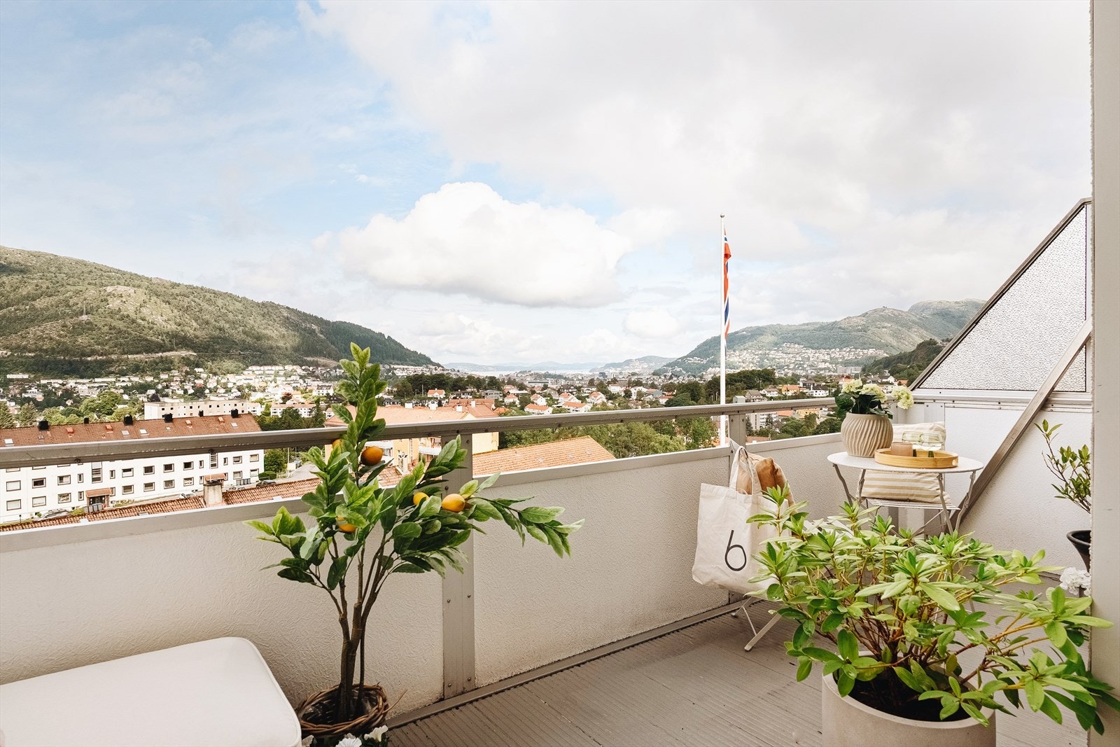 - Balkongen måler 8,6m² og har god plass til ønsket utemøblement - Galleribilde