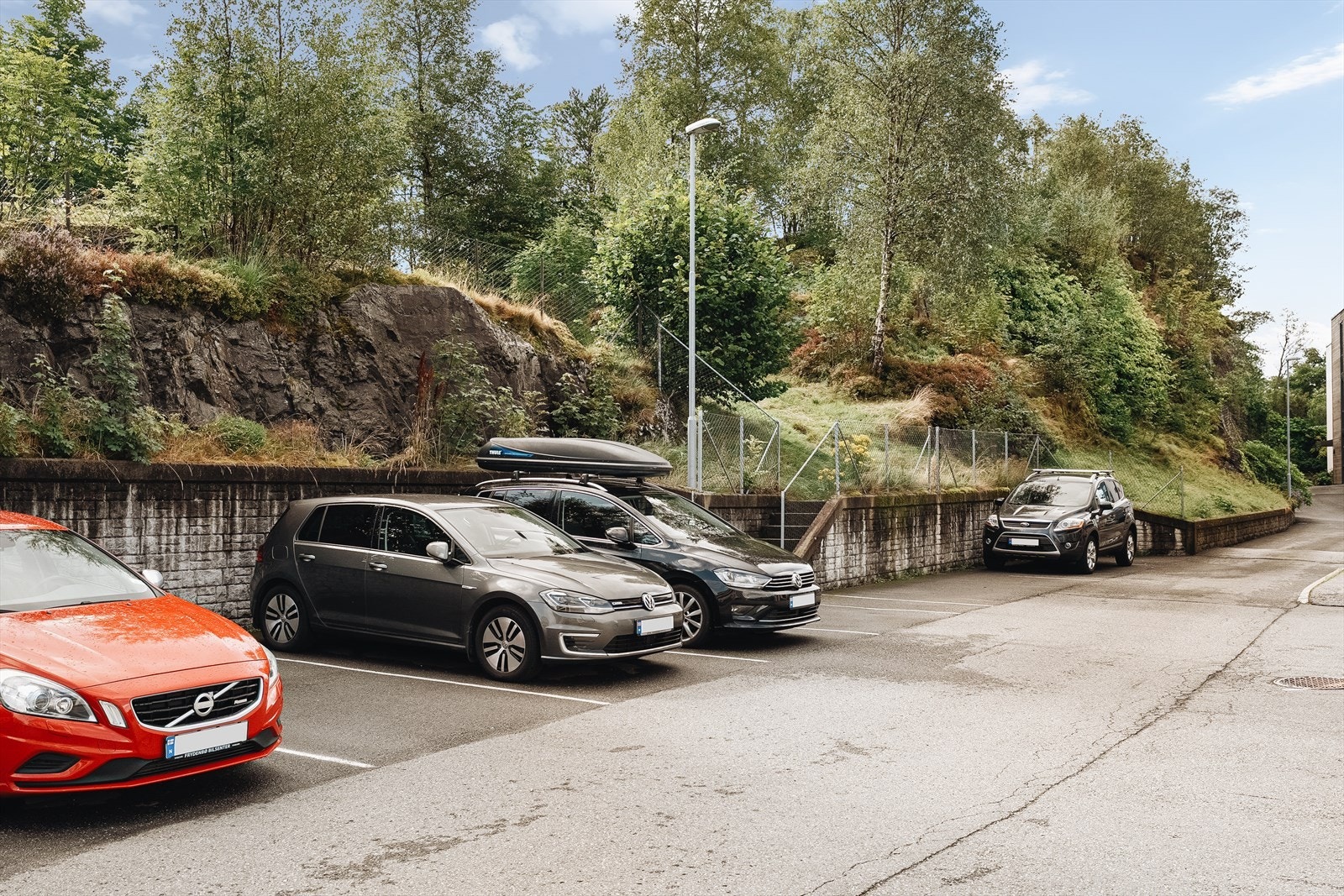 - Felles parkeringsplass i boliglaget med førstemann til mølla prinsippet, med inntil 1 bil per boenhet - Galleribilde