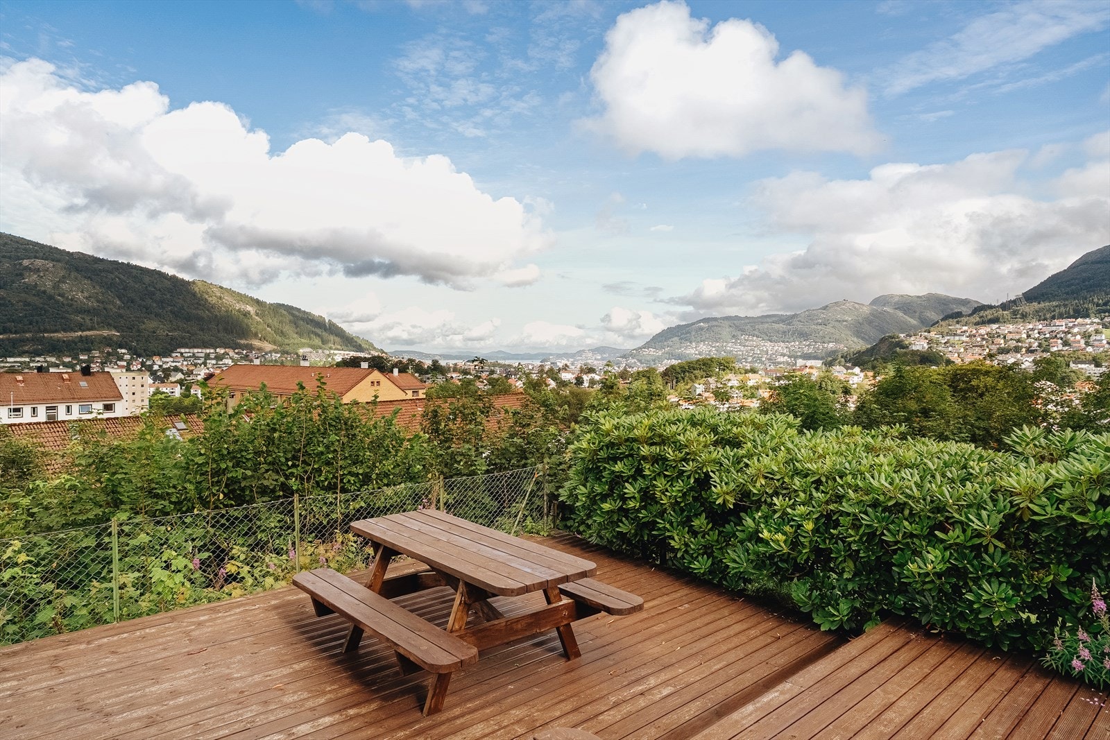 - Pent opparbeidet felles uteområde med lekeplass, grill og benker - Galleribilde