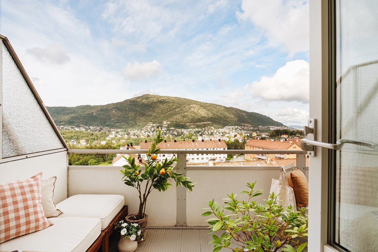 - Balkongen er ideelt plassert når det gjelder solforhold. Her kan du nyte både sol på ettermiddag og kveld - Galleribilde