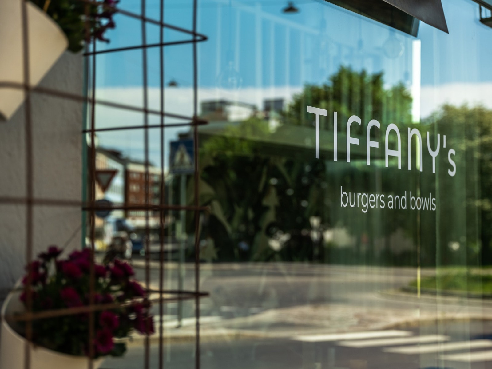 Vi må jo snakke litt om tilbudene i nærområdet. Tiffany´s byr på burger og bowls, og solveggen er ikke å forakte på fine dager. Galleribilde