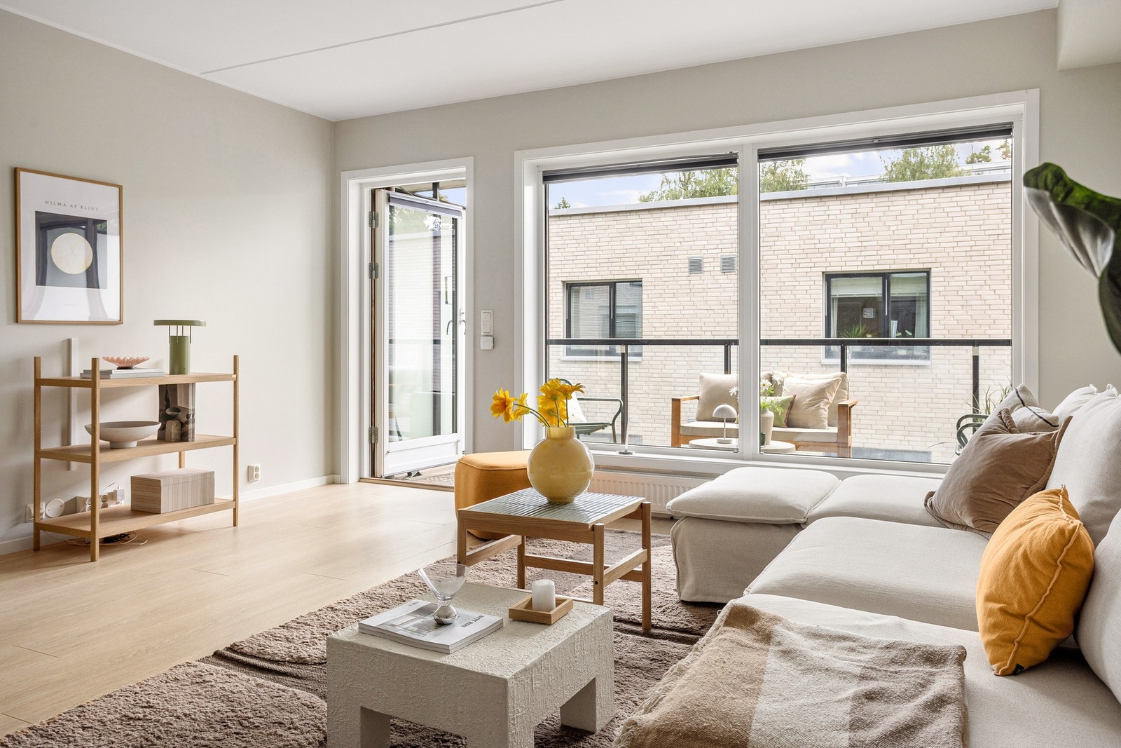 Stuen har gode innredningsmuligheter hvor det er god plass til sofa, salongbord og tv-møblement. Galleribilde