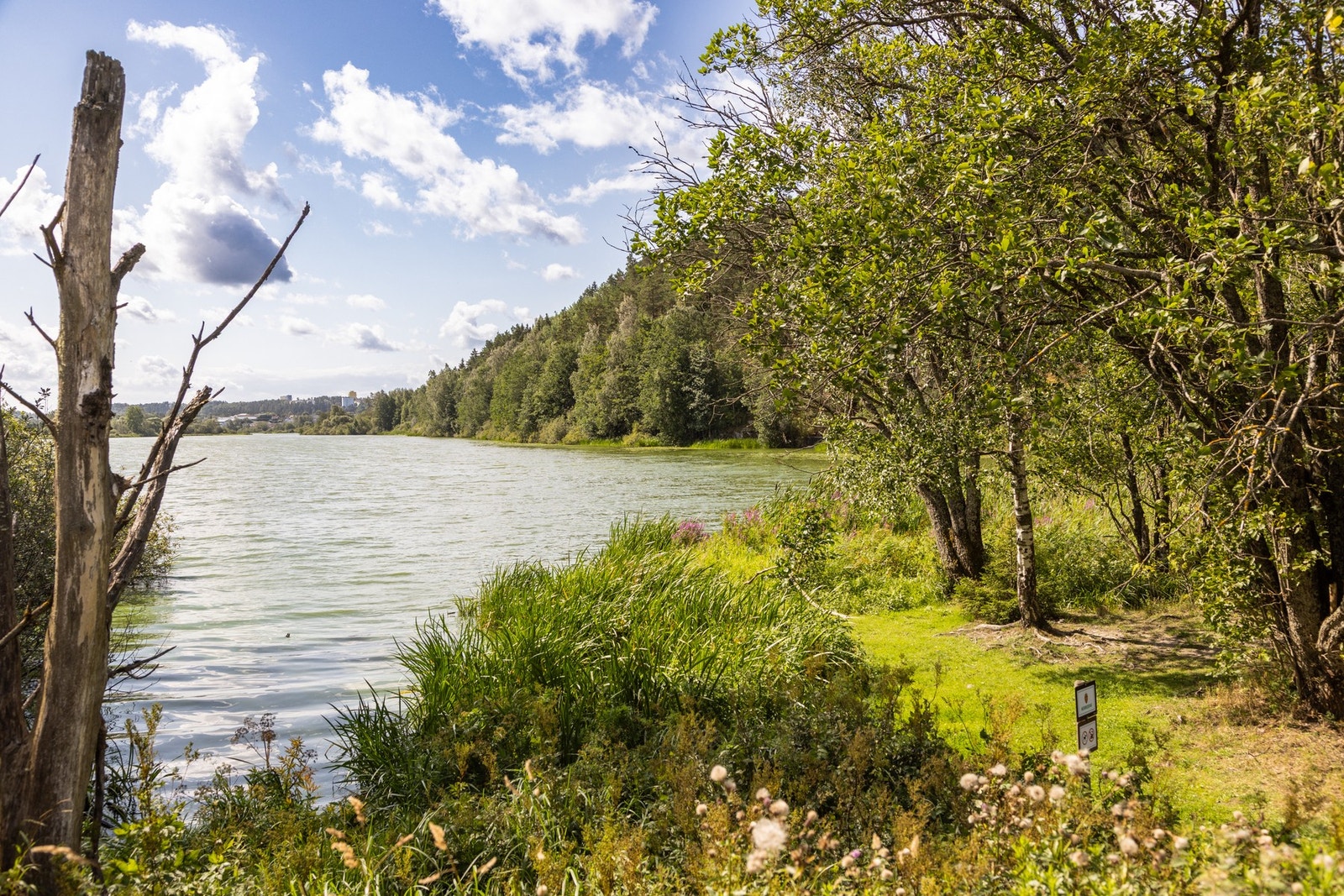 Området rundt byr på mange flotte muligheter for friluftsliv. Det kjente Østensjøvannet er et populært turmål. Galleribilde