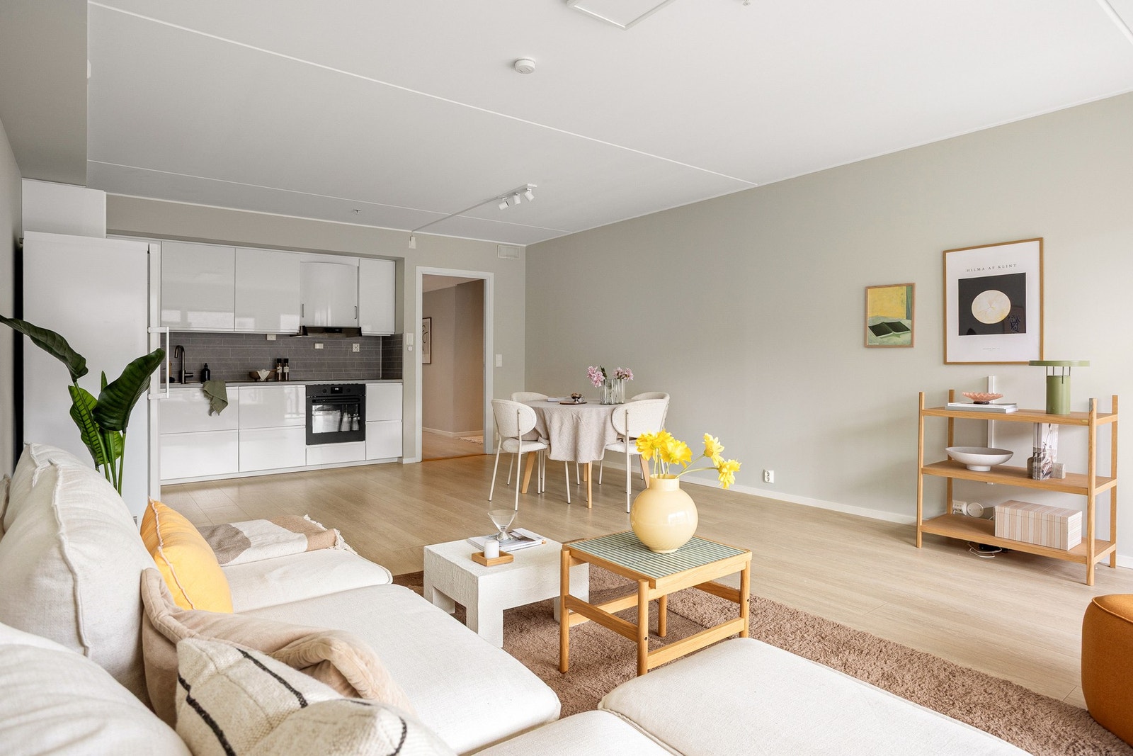 Dette er en lys og fin 3-roms leilighet med en gjennomgående og god planløsning. Galleribilde