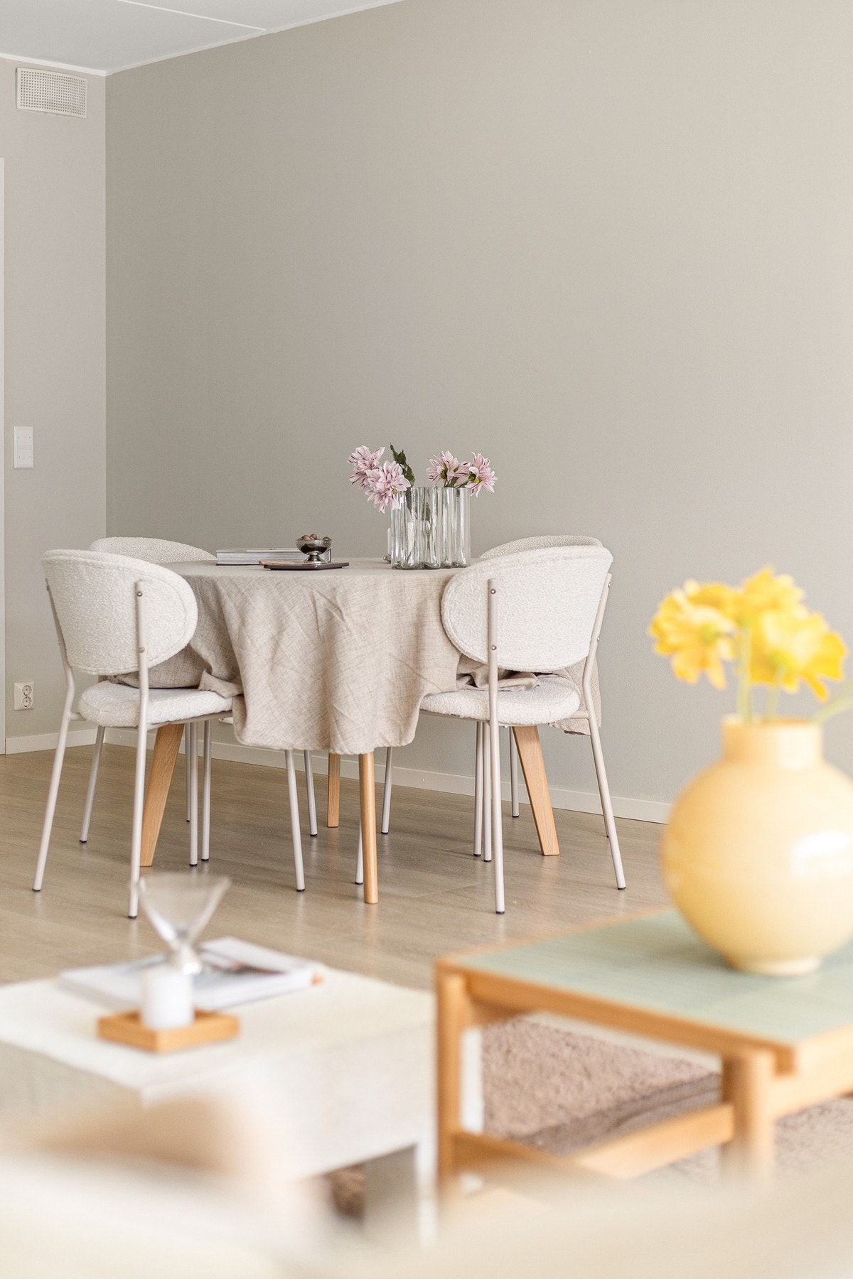 God plass til spisebord med tilhørende møblement som vil få en naturlig plassering mellom stue- og kjøkkensonen. Galleribilde