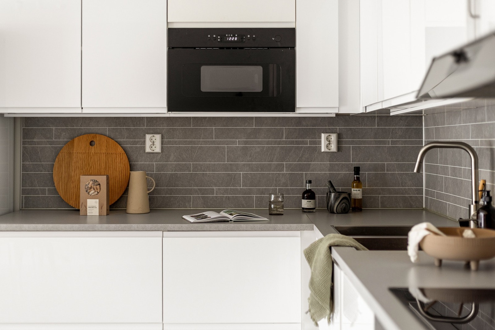 Kjøkkenet er godt utnyttet med skapplass og fine arbeidsoverflater. Videre er kjøkkenet utstyrt med nedfelt oppvaskkum med ett-greps kjøkkenarmatur, samt benkeskapsbelysning og stikkontakter over kjøkkenbenk. Galleribilde