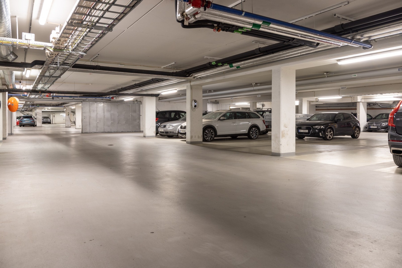 Leiligheten disponerer en parkeringsplass i felles garasjeanlegg, nummer 0301-B. Parkeringsplassen har elbil-lader. Galleribilde