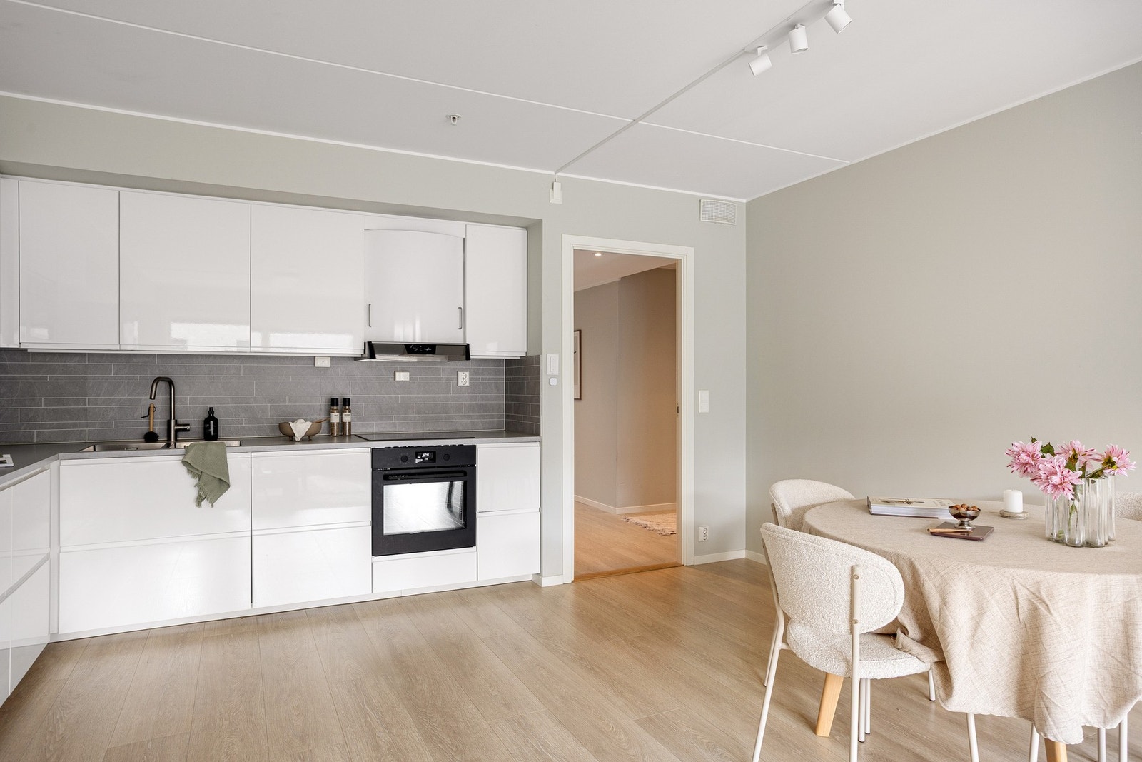 Kjøkkenet har en praktisk og sosial åpen løsning som bidrar til god kontakt mellom matlagingssonen og oppholdsrommet. Galleribilde