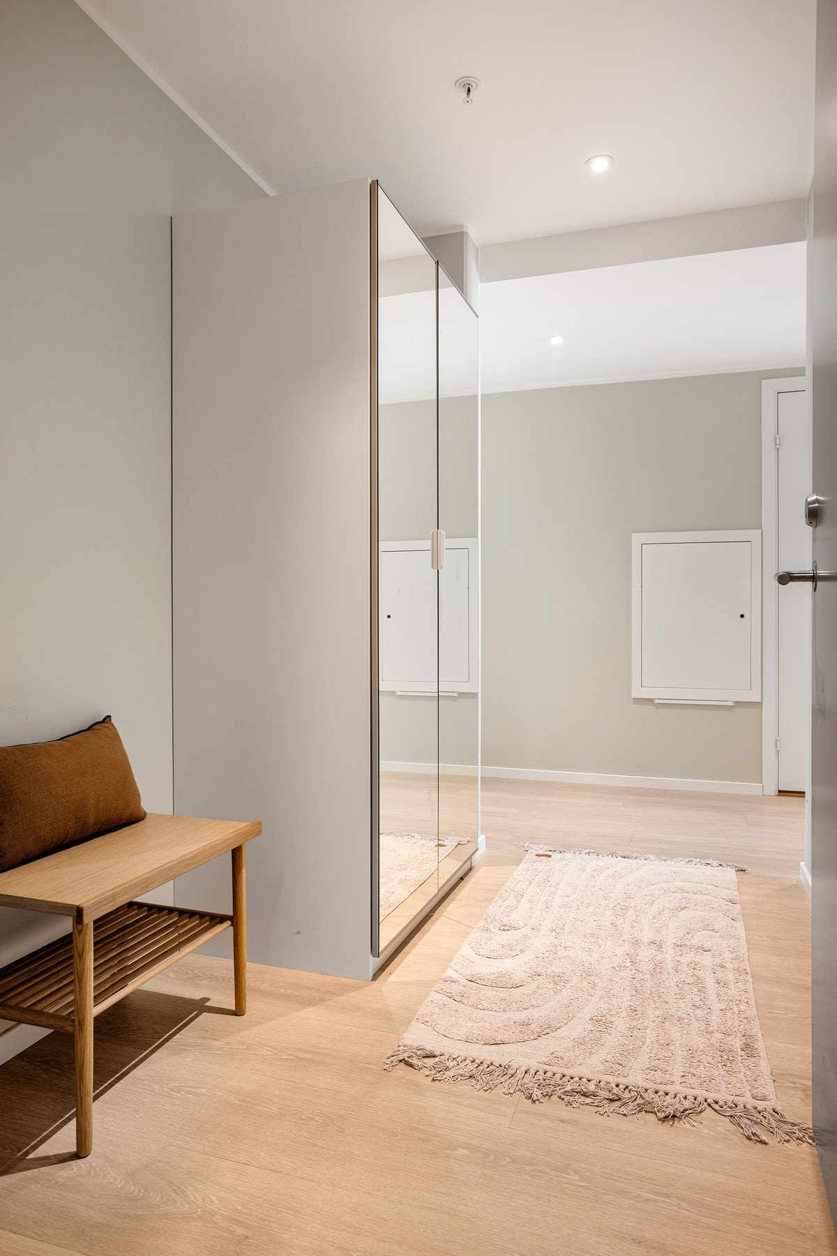 Allerede ved inngangsdøren får du et godt førsteinntrykk - en lys og innbydende entré ønsker deg velkommen og setter tonen for resten av boligen. Galleribilde