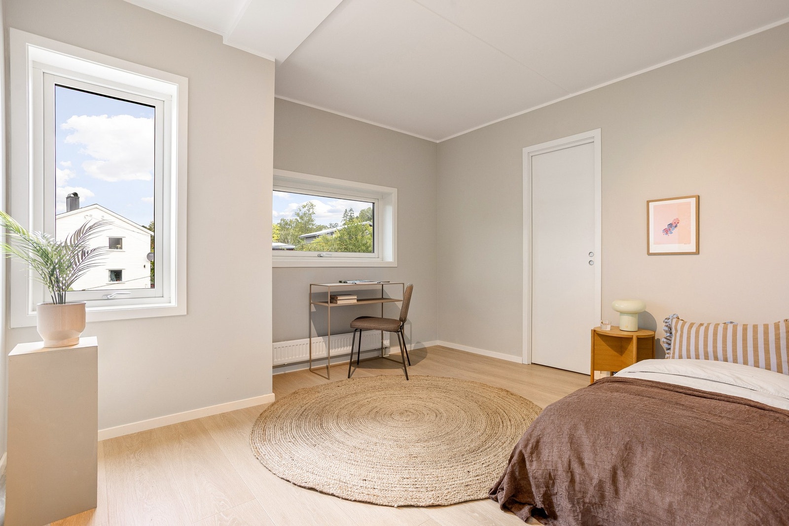 Det andre soverommet har også en fin størrelse, med plass til seng, skrivepult og garderobeskap. Galleribilde