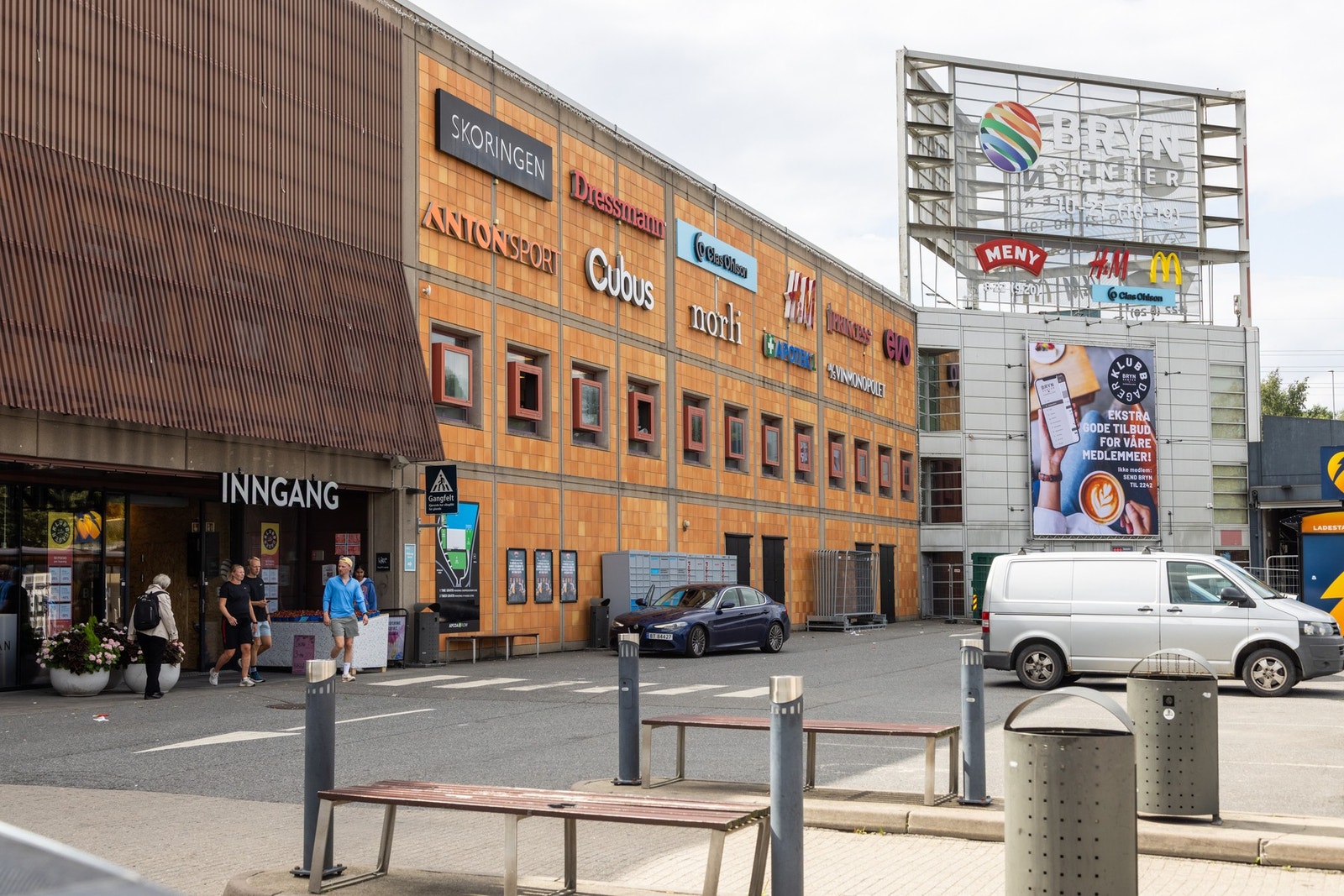 Bryn Senter, rett over gaten, byr på et variert utvalg av butikker og spisesteder. Galleribilde