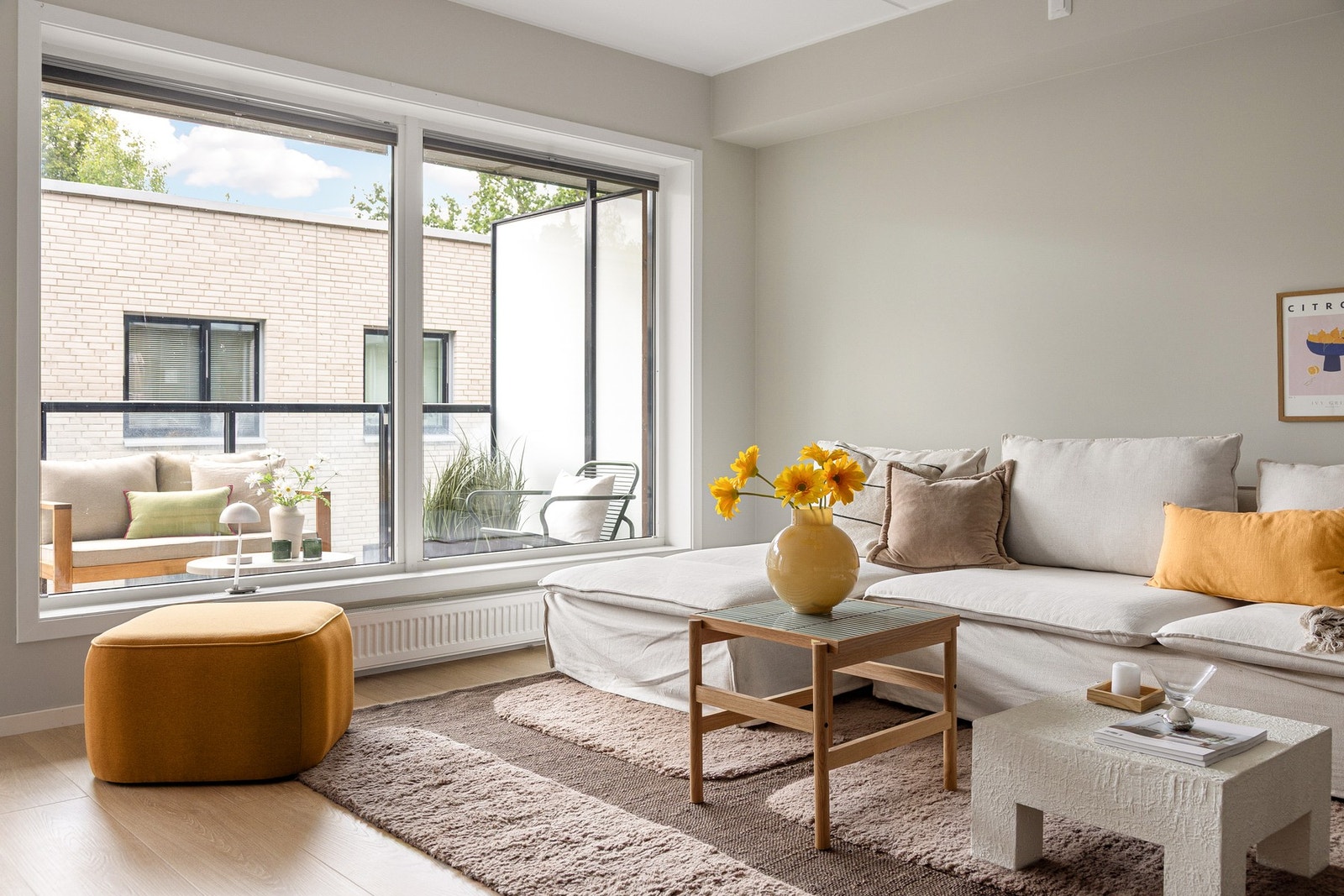 I 2022 ble gulvene i alle rom utenom badet byttet ut og belagt med moderne laminat, som gir et pent og helhetlig uttrykk. Galleribilde