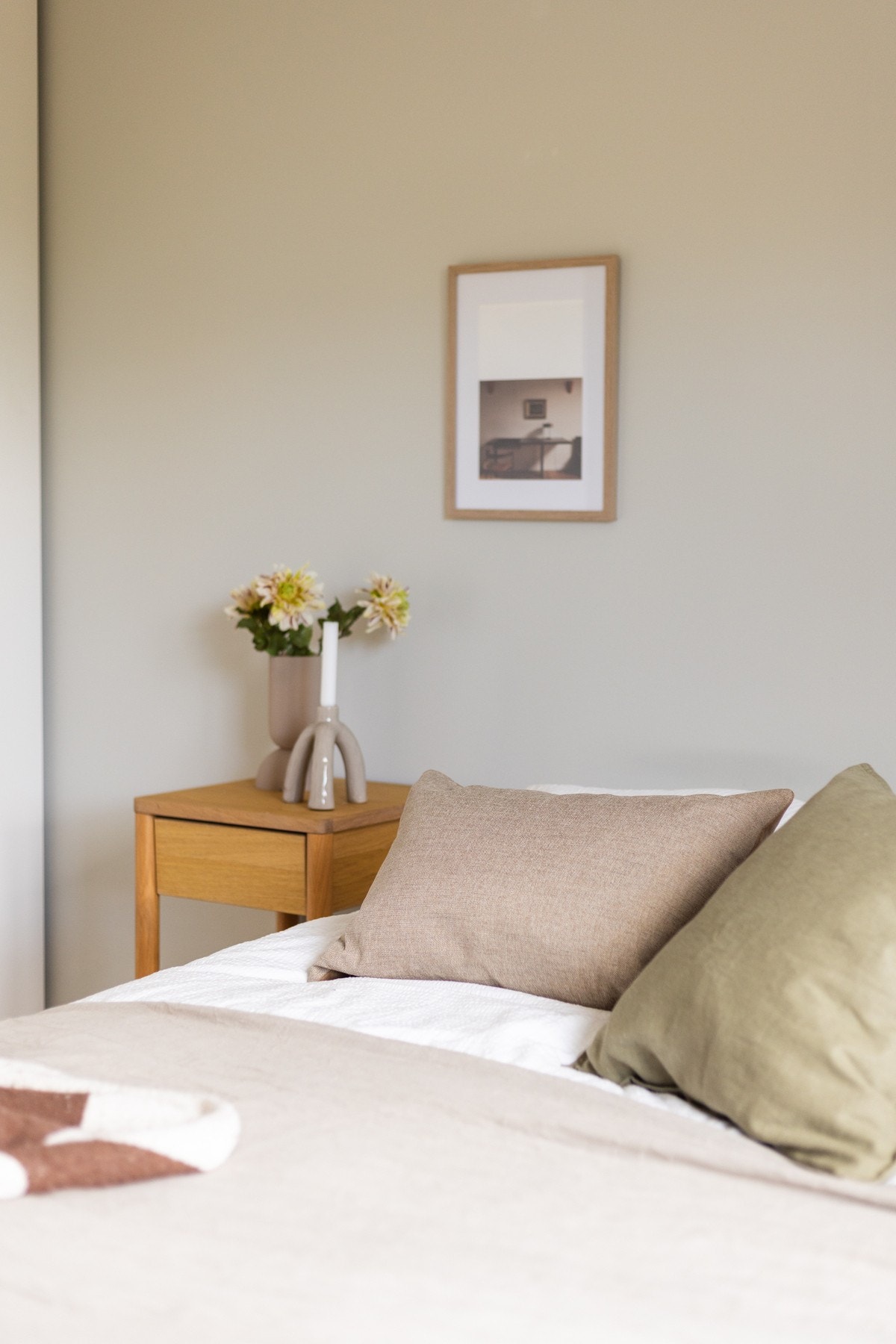 Overflater er holdt i en lys fargetone, noe som er gjennomgående for hele boligen. Galleribilde