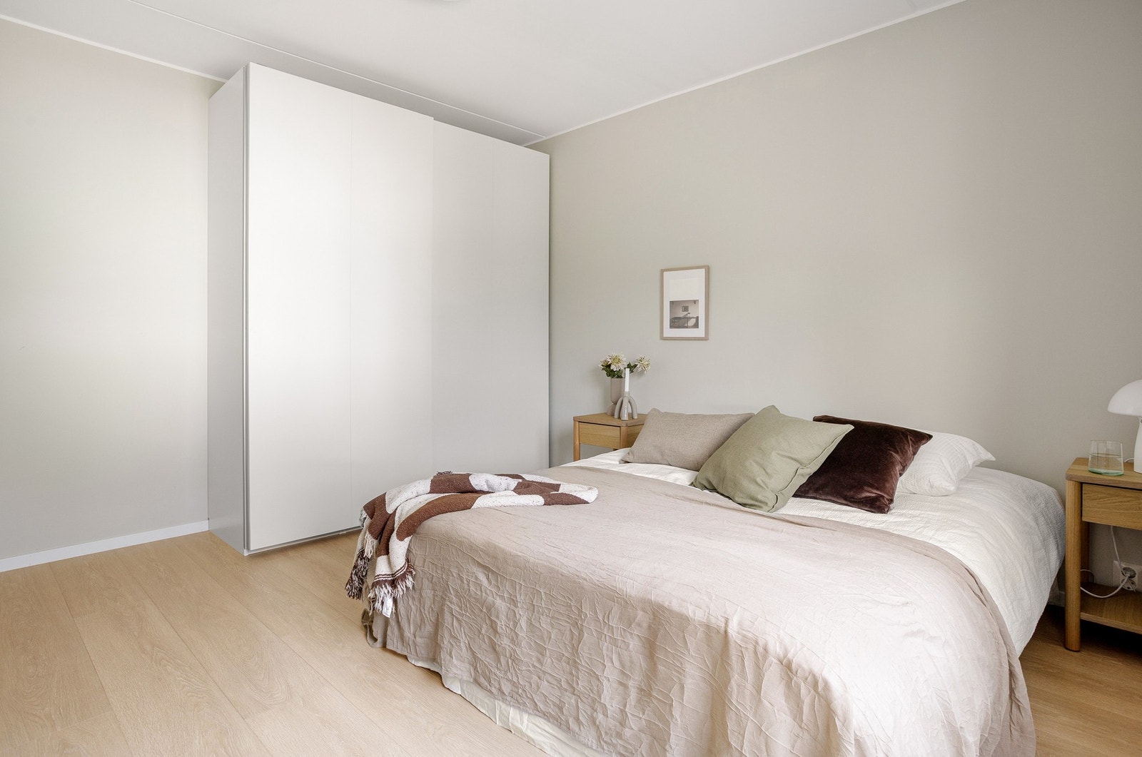 Hovedsoverommet er romslig, med plass til stor seng, nattbord og oppbevaringsmøblement. Galleribilde