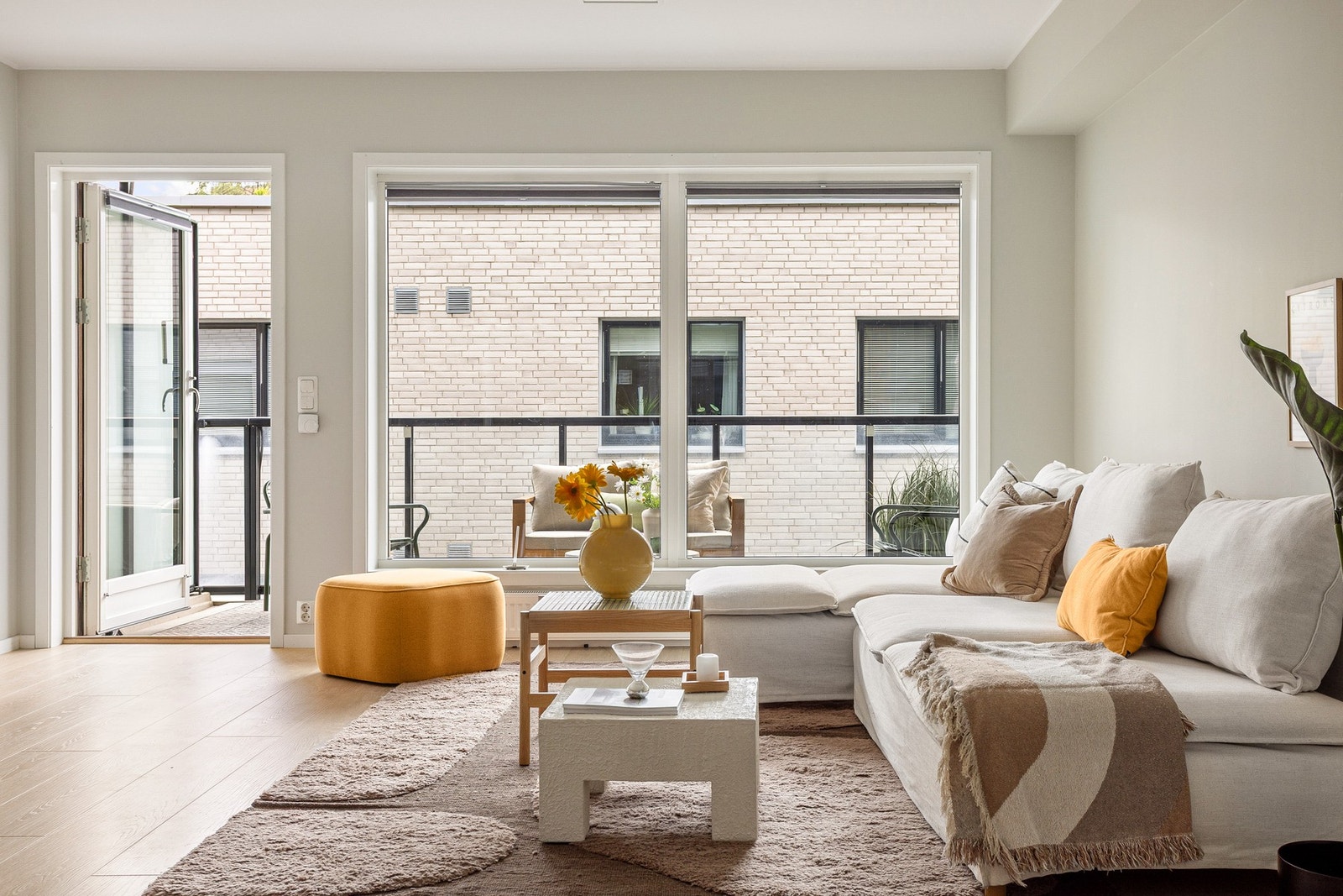 Her får du godt med naturlig lys fra generøse vindusflater noe som bidrar til en lys og luftig romfølelse. Galleribilde