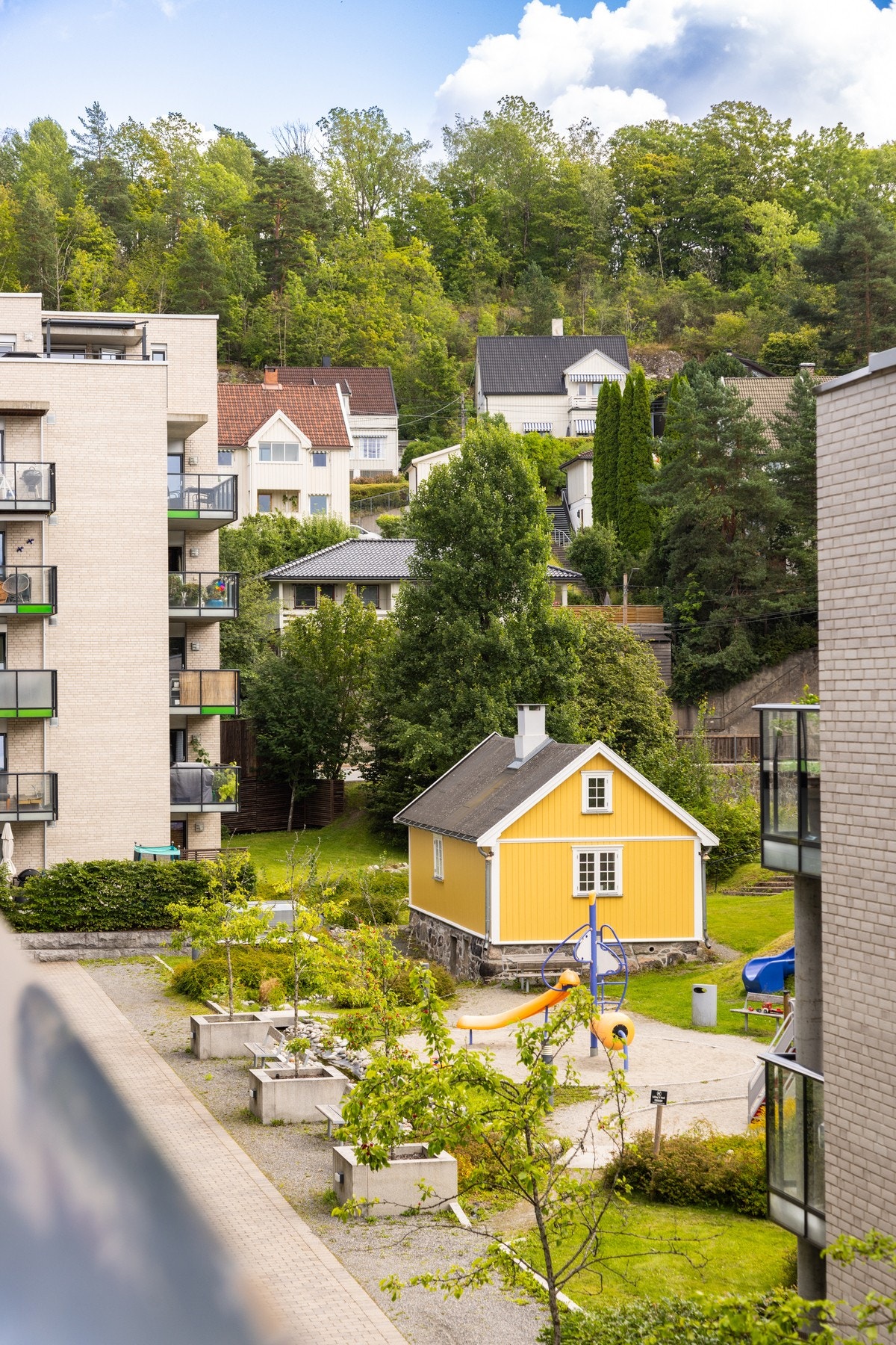 Her vi du bo sentralt, men likevel med en rolig og skjermet beliggenhet, og utsyn ut mot koselig fellesområde. Galleribilde
