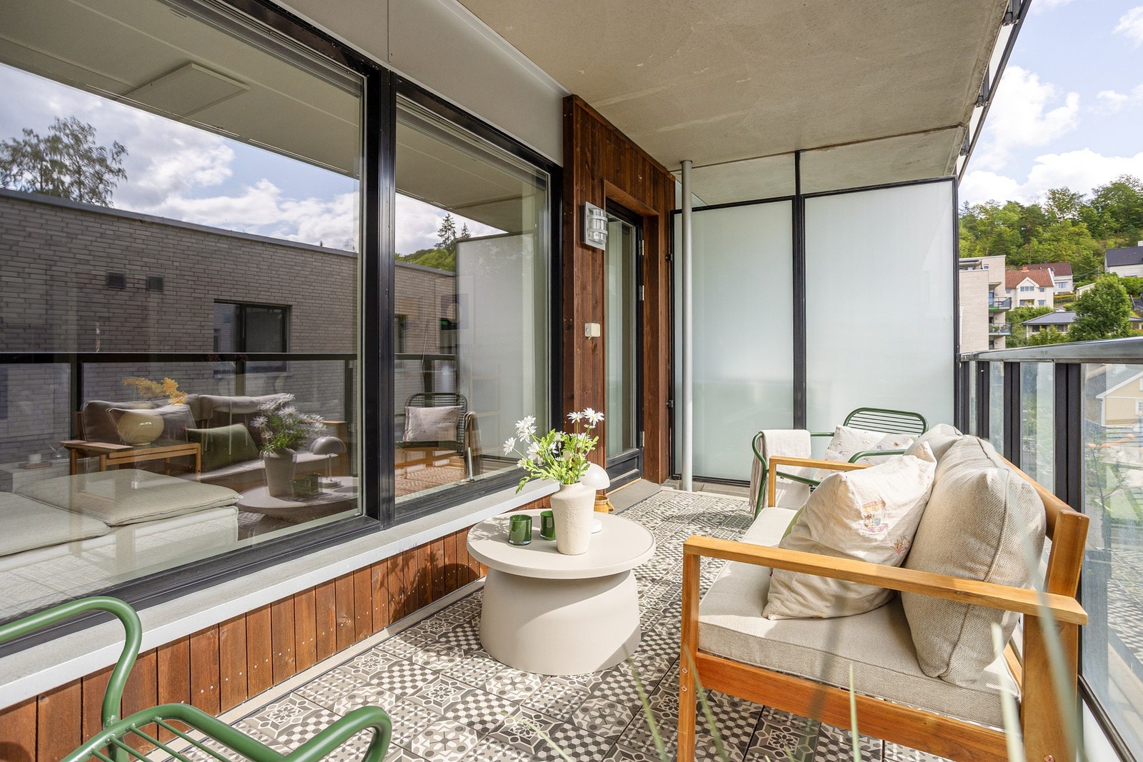 Boligen har en herlig balkong på ca. 10 kvm med utgang fra stuen. Uteplassen er sydvendt, hvor du får formiddag- og ettermiddagssolen. Galleribilde