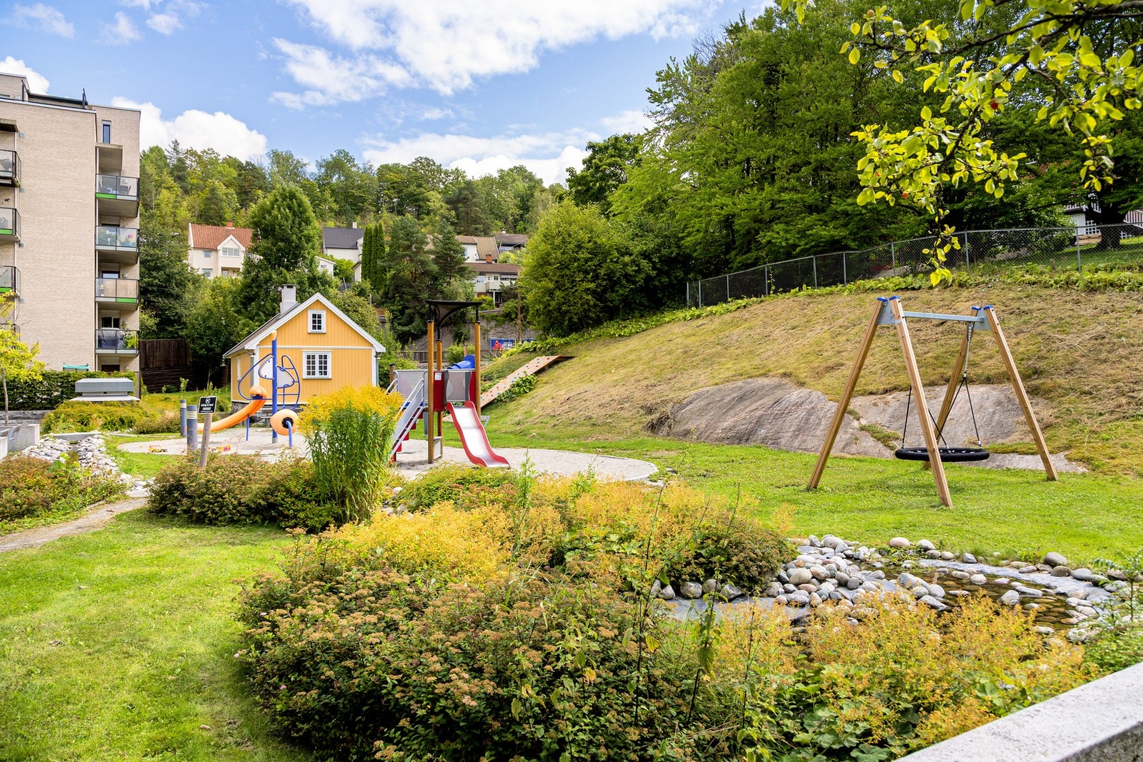 Alle leiligheter disponerer et felles, flott uteområde til glede for både store og små. Galleribilde