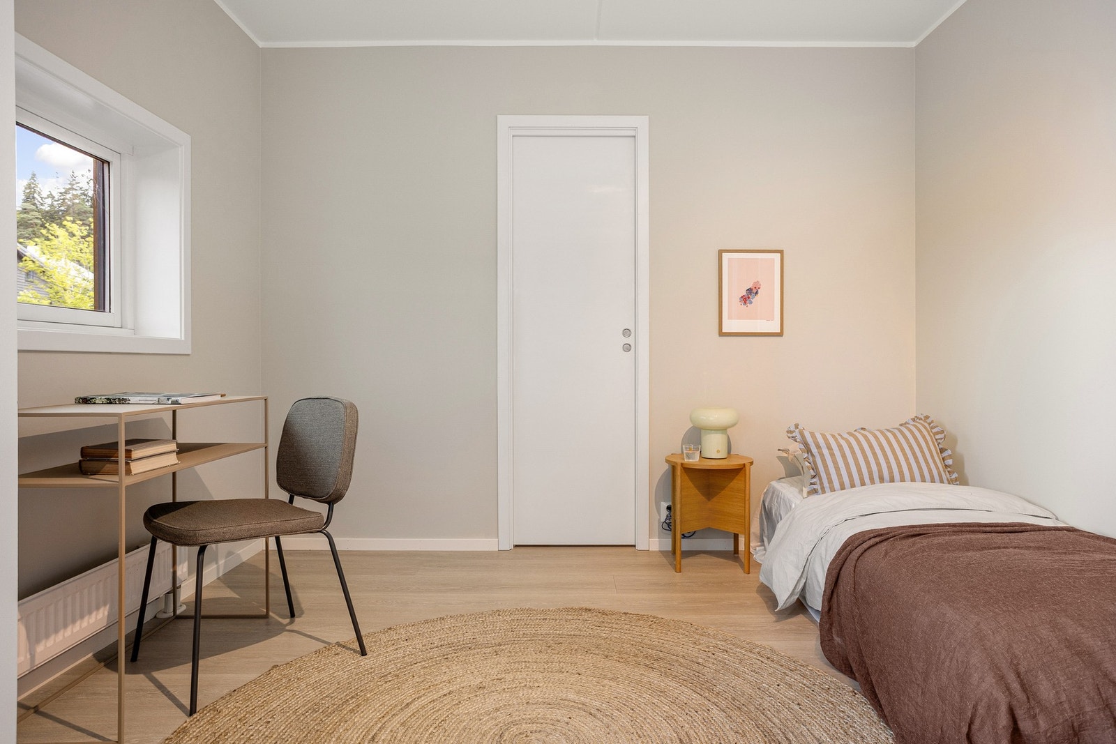 Dette rommet er svært allsidig og egner seg perfekt som barnerom, gjesterom og/eller hjemmekontor. Galleribilde