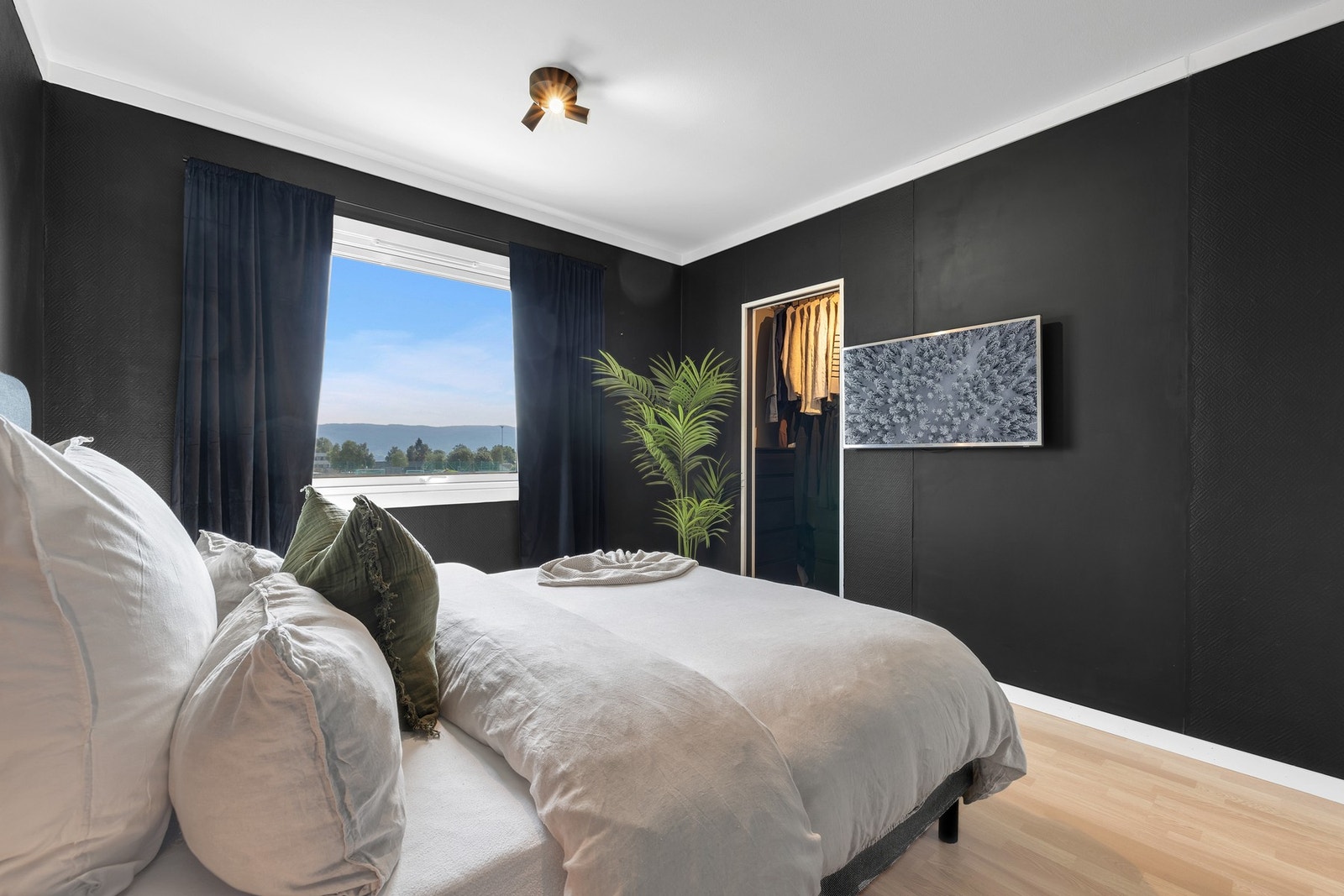 Det er montert ny taklampe på soverommene. Galleribilde