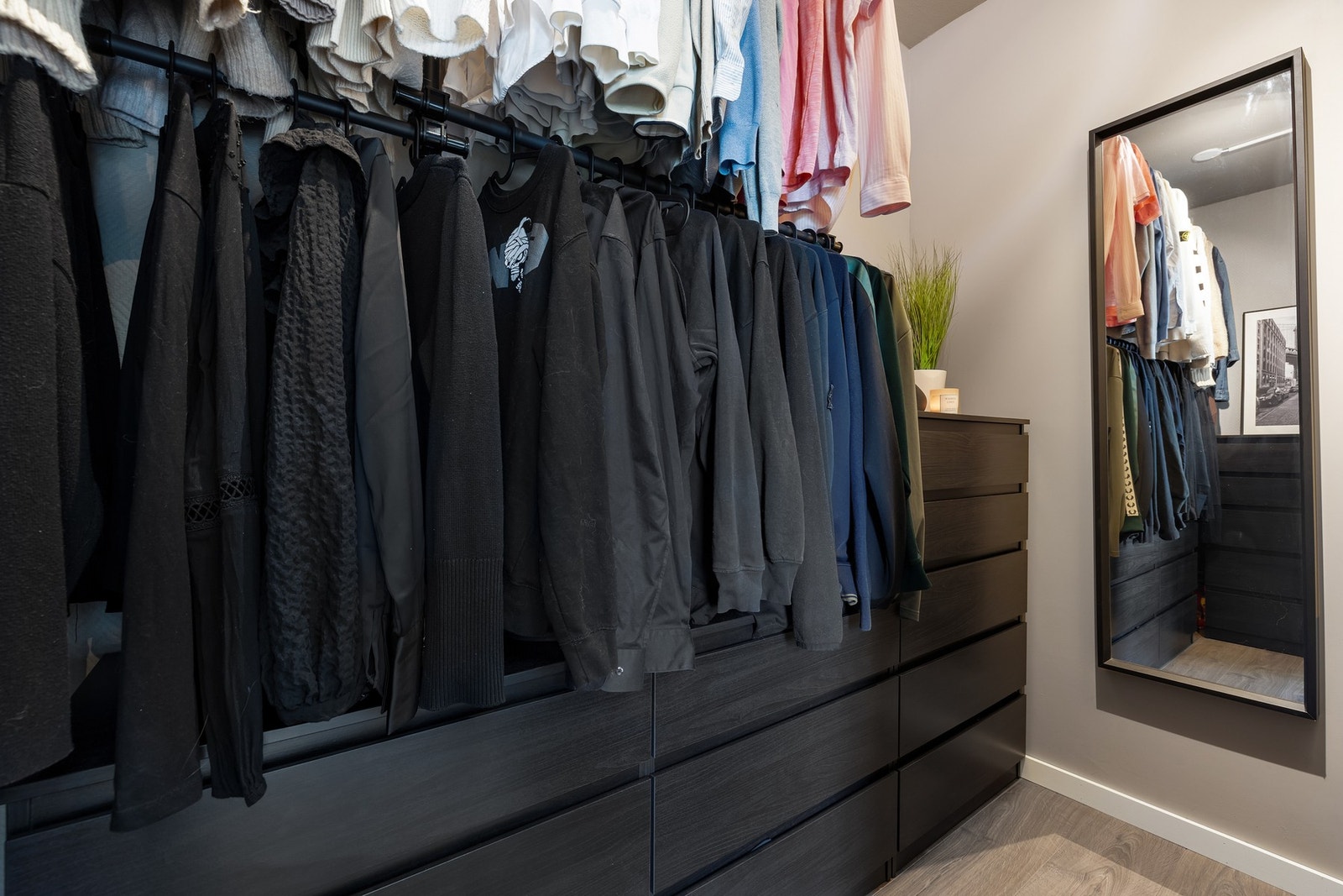 Soverommet har en egen walk-in garderobe. Perfekt for oppbevaring. Galleribilde