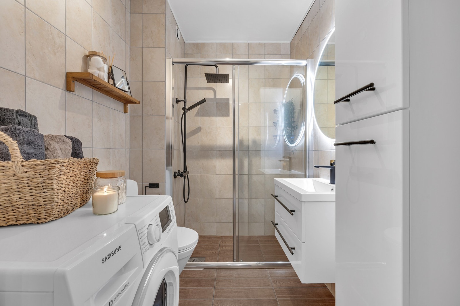 På badet er det opplegg for vaskemaskin. Galleribilde