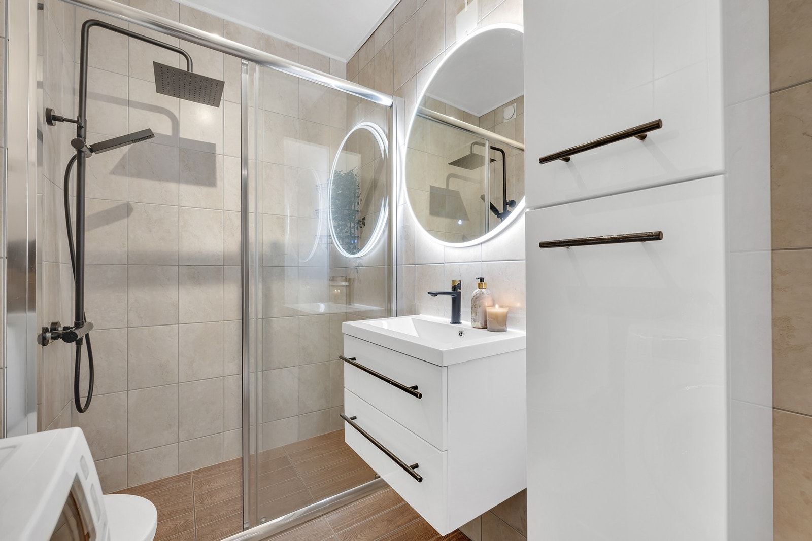 Her er det ny badeinnredning og nytt dusjsett. Galleribilde