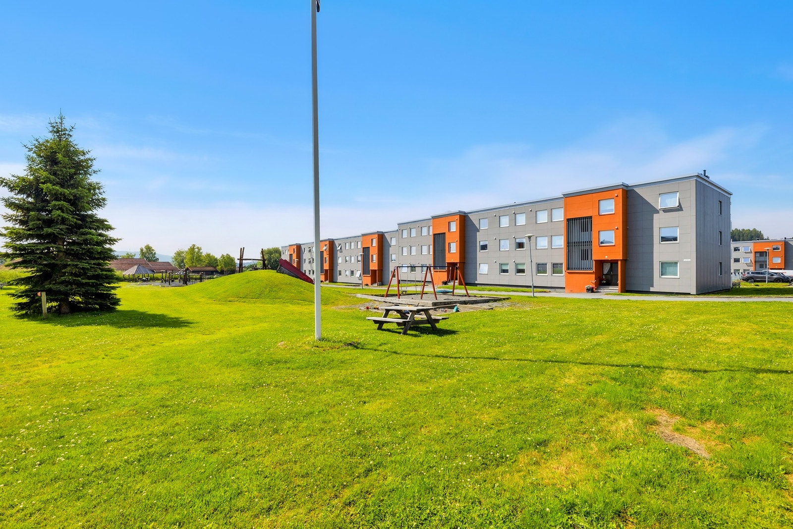 Boligen ligger i et rolig område på Hallset med umiddelbar nærhet til dagligvare og kollektivtransport. Galleribilde