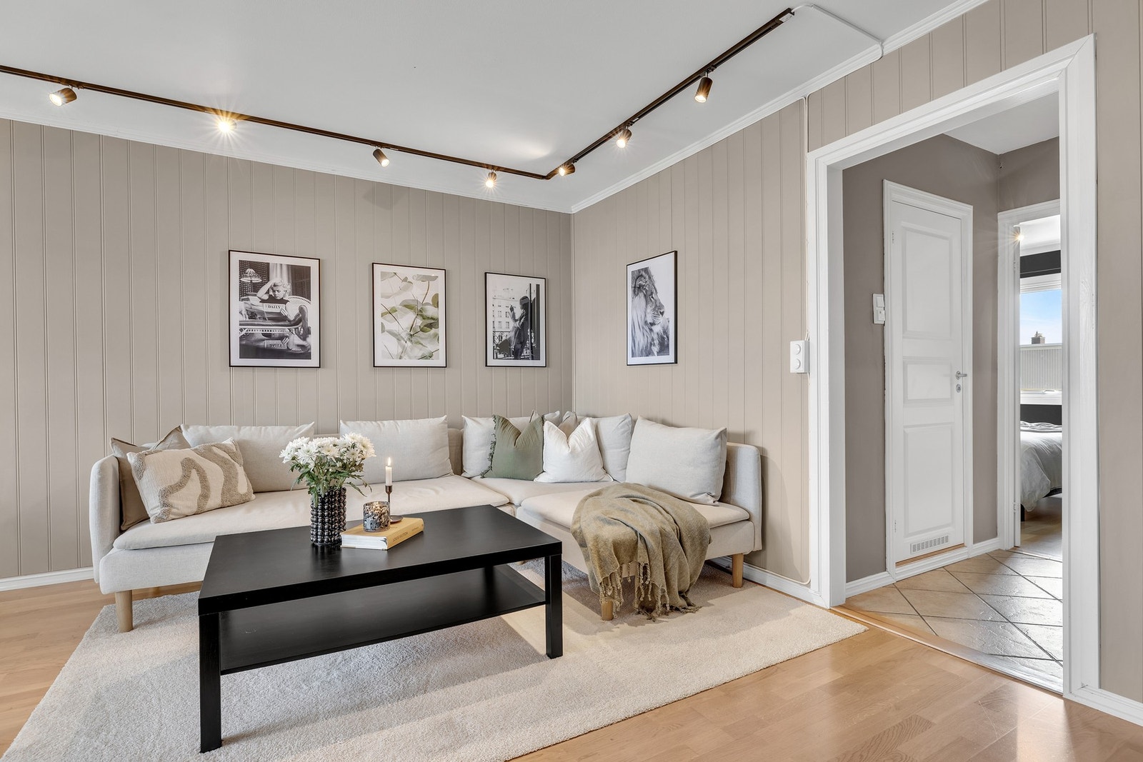 Leiligheten fremstår svært moderne med fine fargevalg. Galleribilde