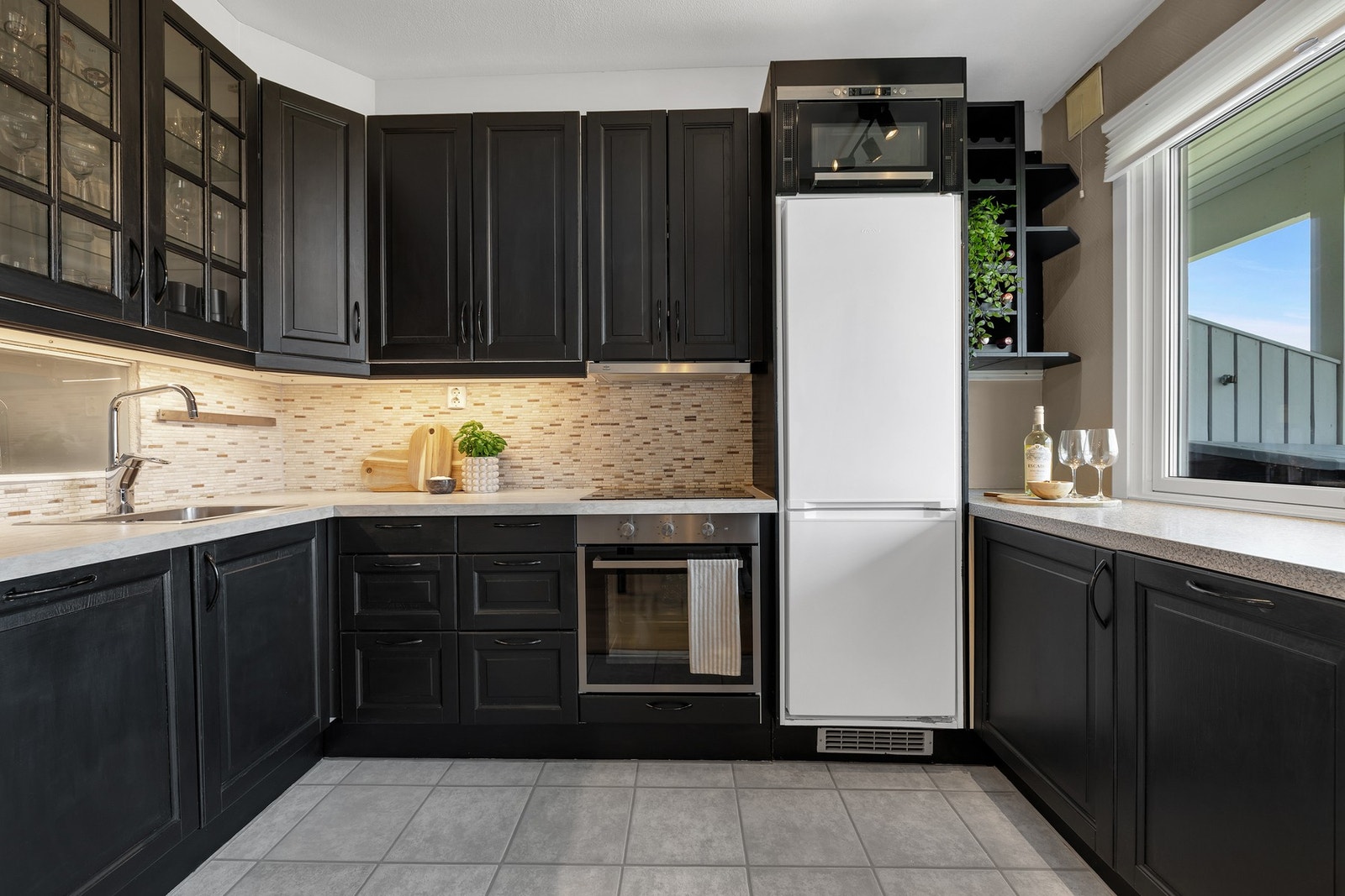 Kjøkkeninnredningen består av profilerte fronter og benkeplater av laminat. Det er installert ny lekkasjesikring i 2023. Galleribilde