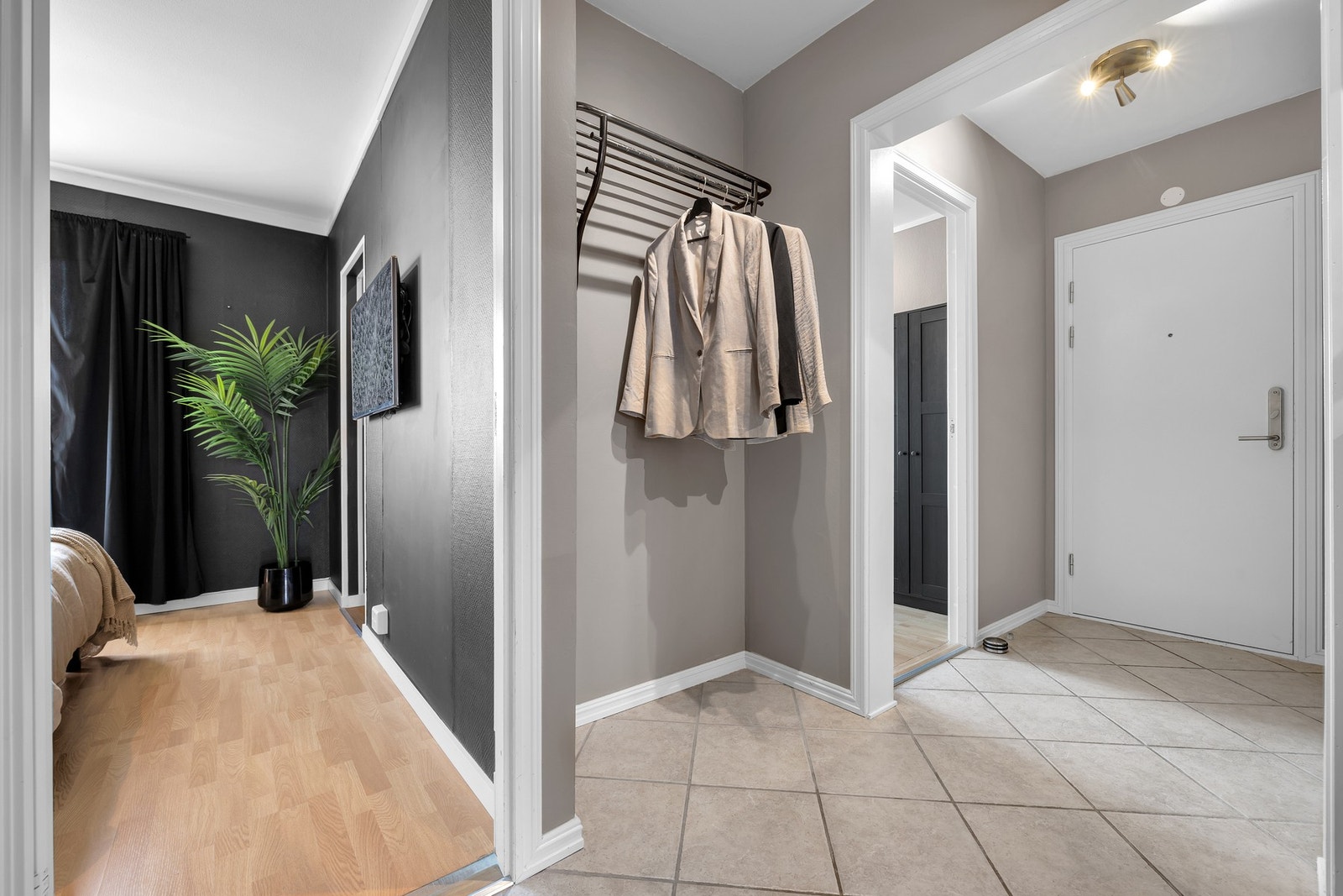 Lys og fin entré med enkel klesoppheng. Galleribilde