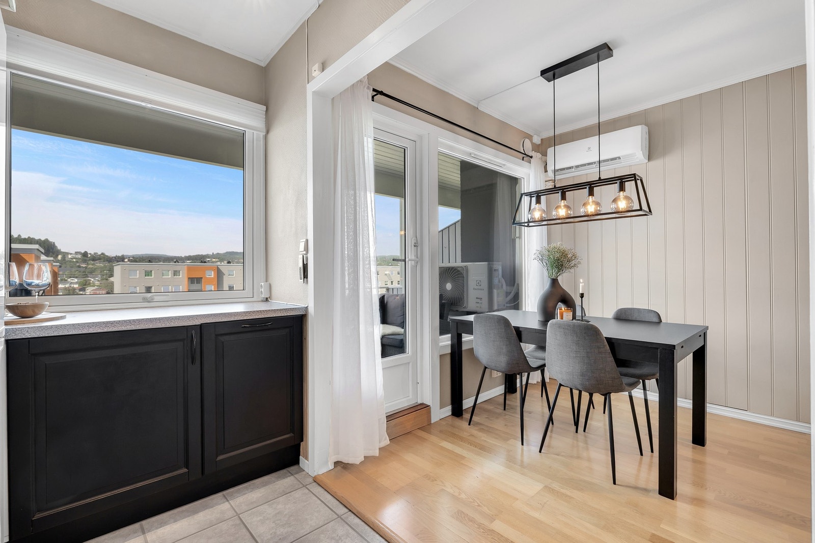 Fra spisestuen er det direkte utgang til balkong. Galleribilde