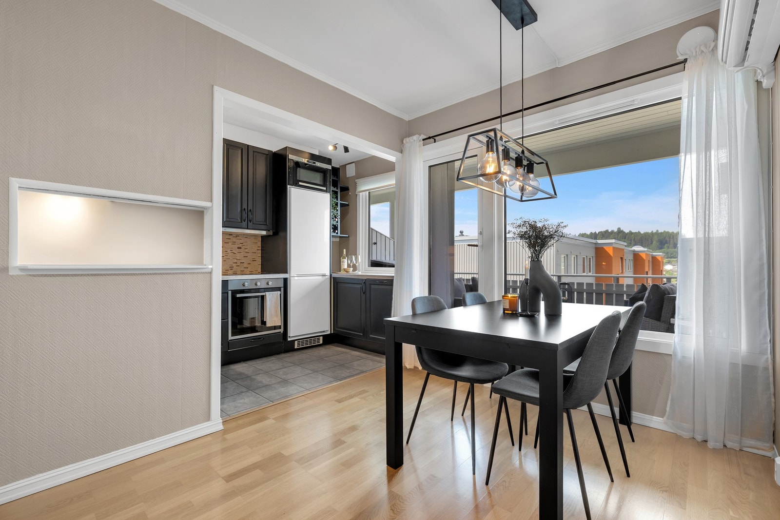 Det er montert nye taklamper både på kjøkkenet og over spisebordet. Galleribilde