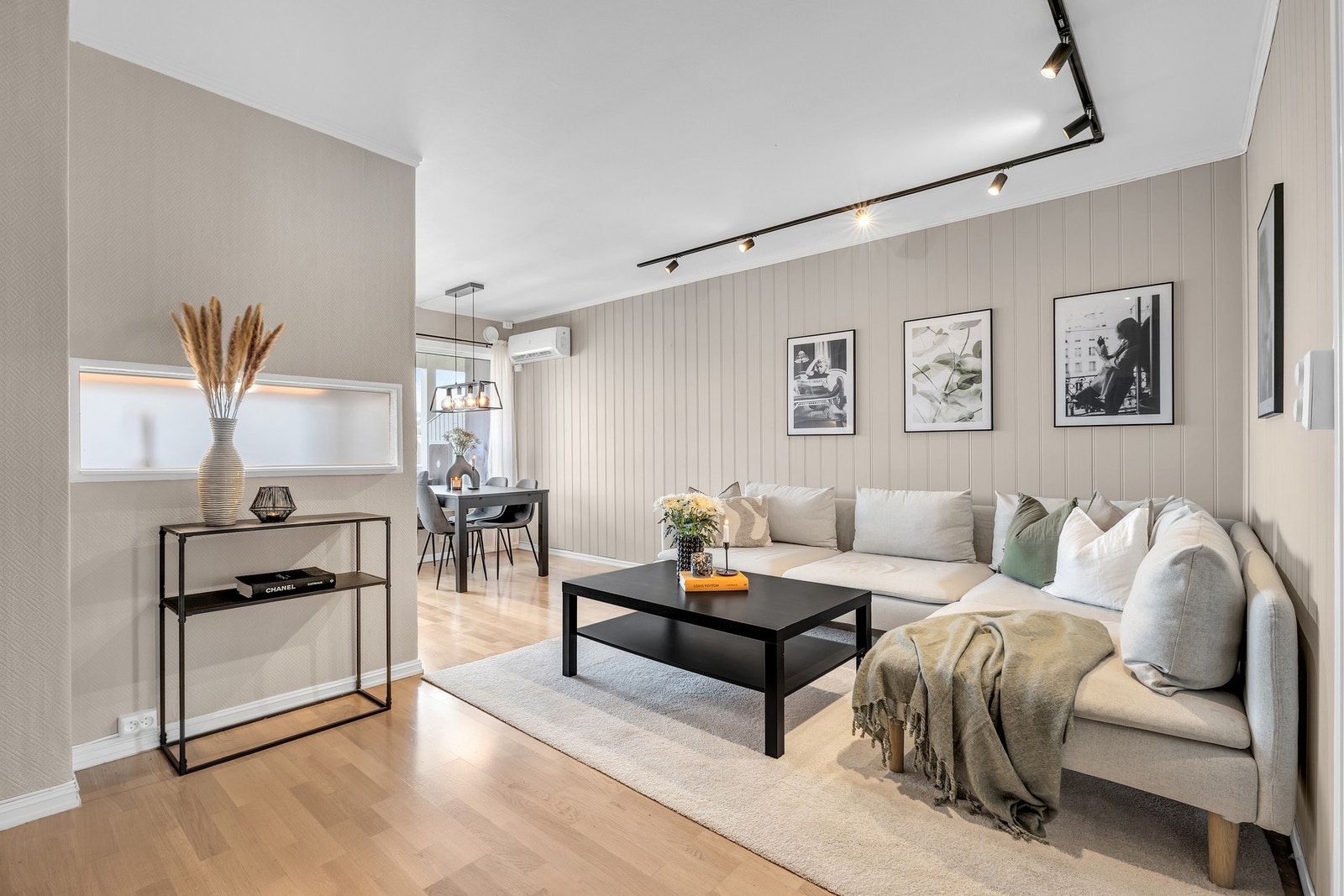 Nye takskinner på stuen som gir bedre belysning. Galleribilde