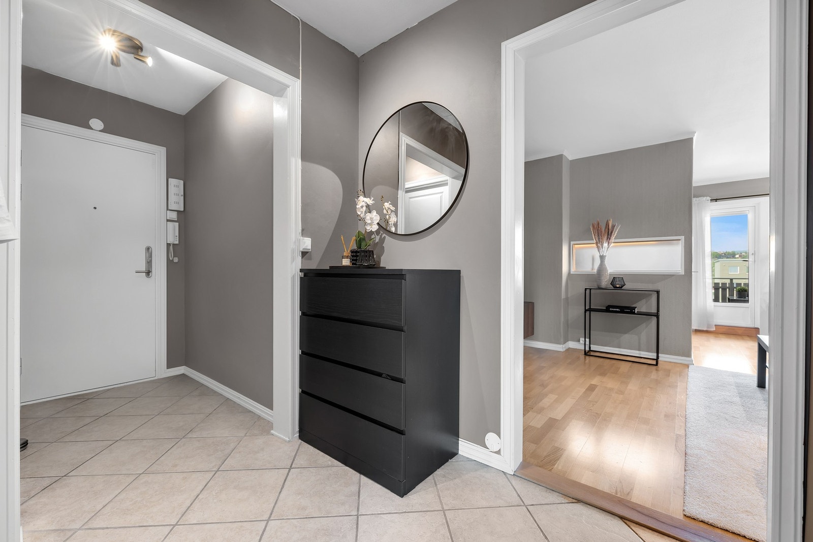 Lys og fin entré med enkel klesoppheng. Galleribilde