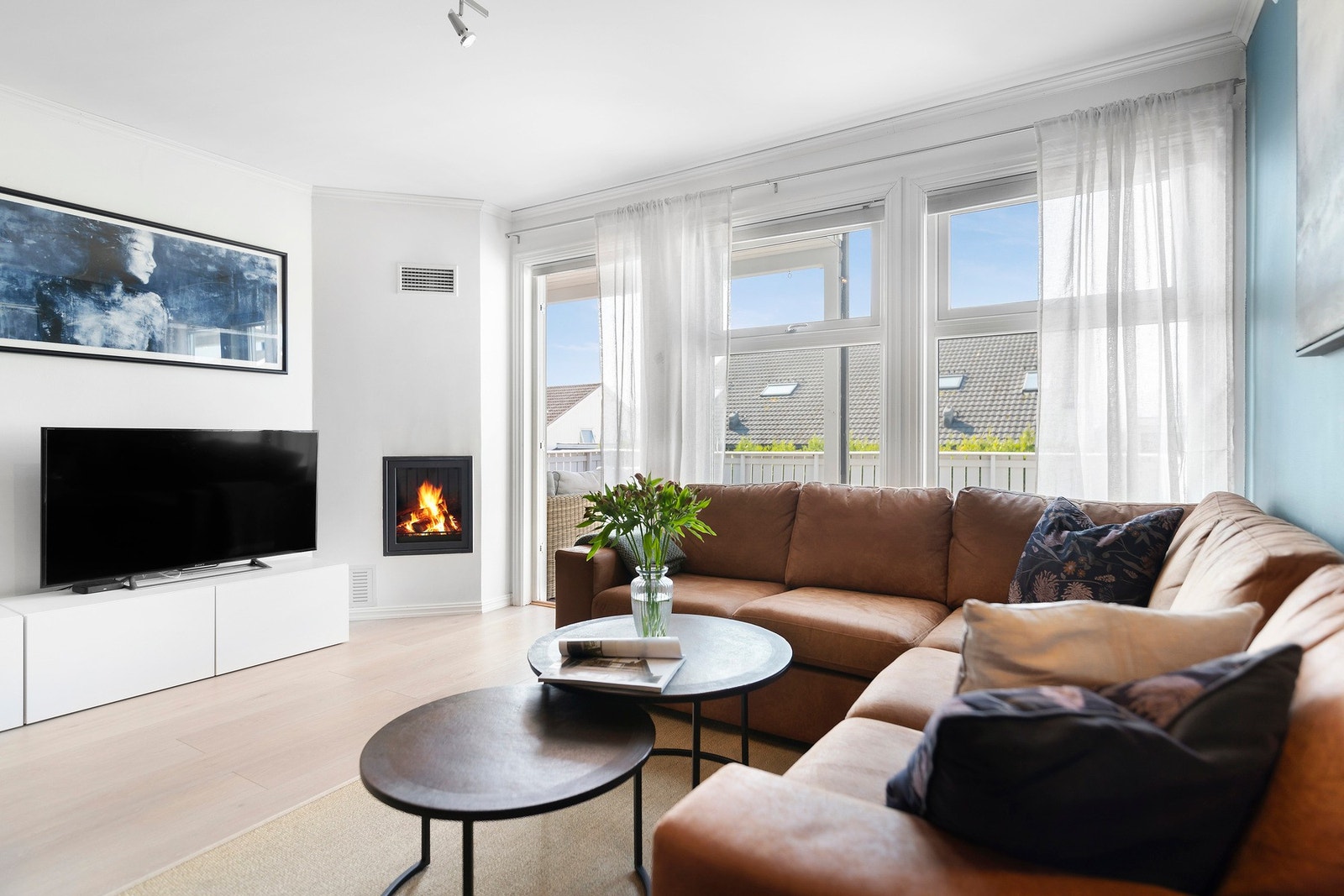 Store vindusflater mot syd gir deg gode lysforhold i leiligheten. Galleribilde