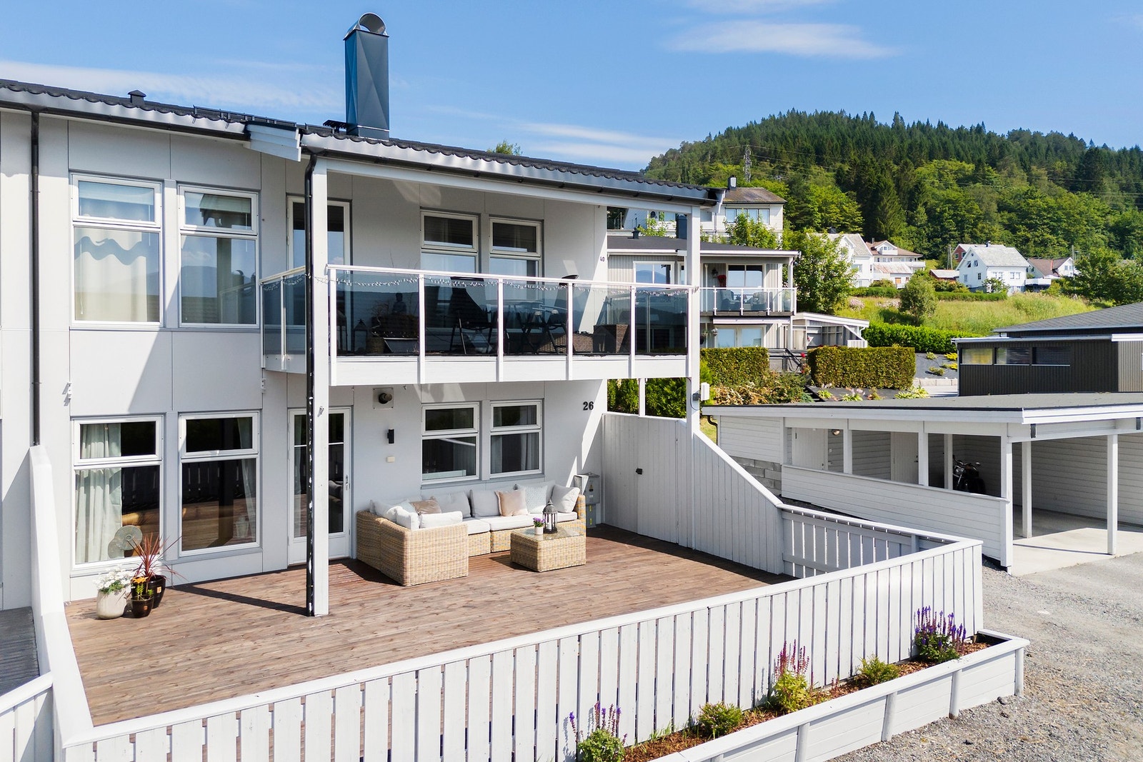 Den herlige terrassen på omtrent 50 kvm, er delvis overbygd, har levegger, den ene med dør som er praktisk når terrassemøblene skal på plass. Galleribilde