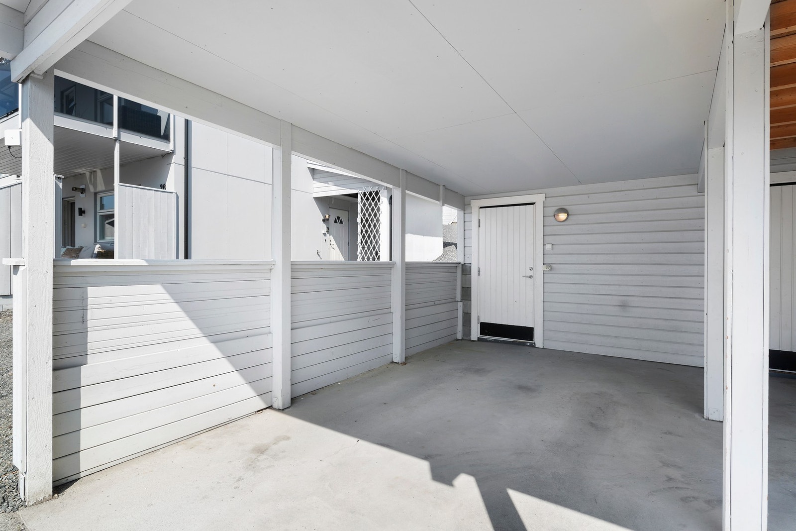 Carporten som også har bod med låsbar dør, ligger kun noen få skritt unna inngangspartiet. Galleribilde