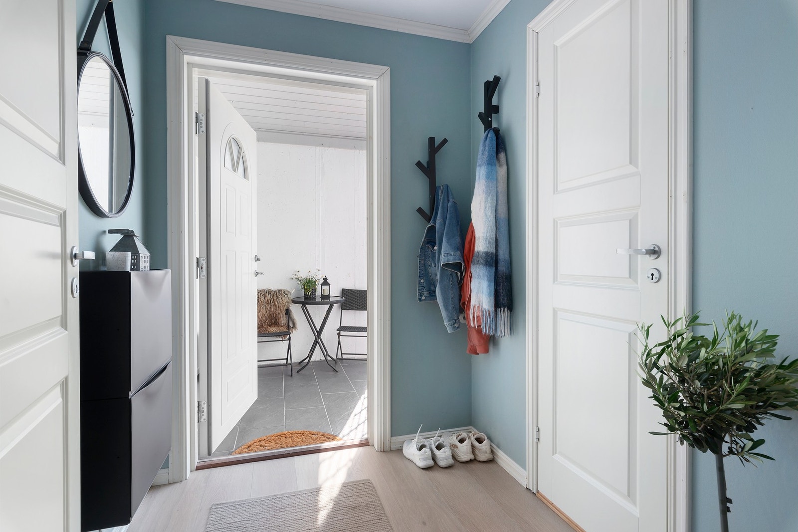 Legg merke til inngangspartiet utenfor som er overbygd og flislagt. Veldig praktisk når høsten og vinteren kommer. Ellers har boligen eksempelvis flotte gulv og pent listverk. Galleribilde