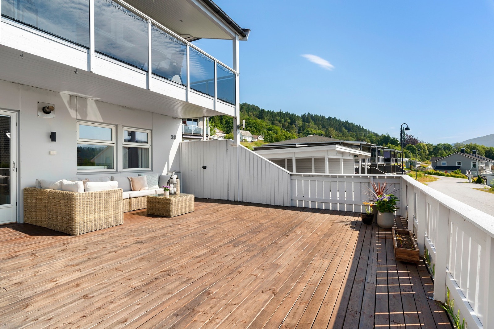 Terrasse på størrelse som en "byleilighet". Her kan livet nytes med gode solforhold. Legg merke til elpunkt og belysning. Galleribilde