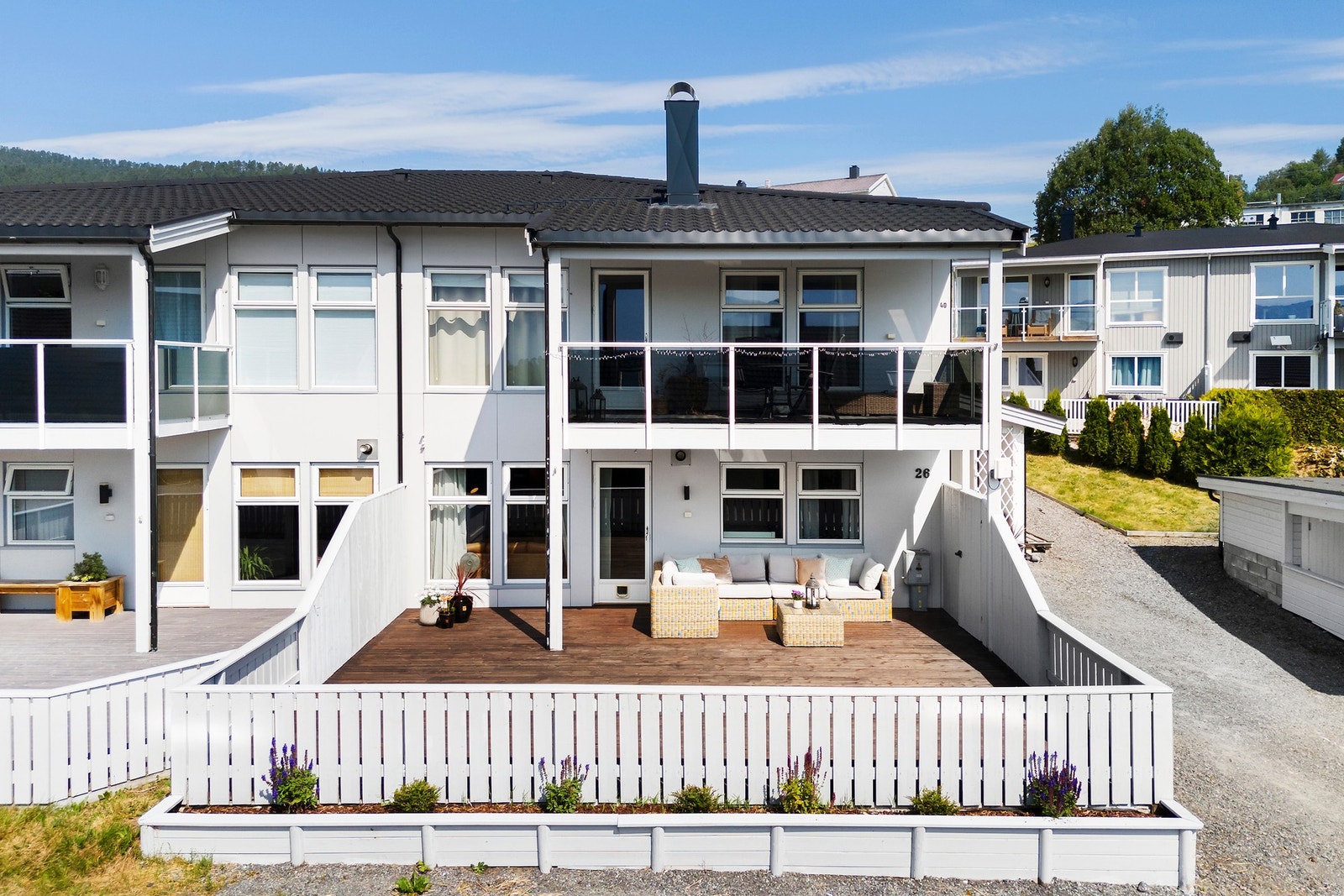 Pent beplantet i forkant av terrassen, til høyre skimter du carport og bod, ca 20 skritt fra inngangspartiet. Galleribilde