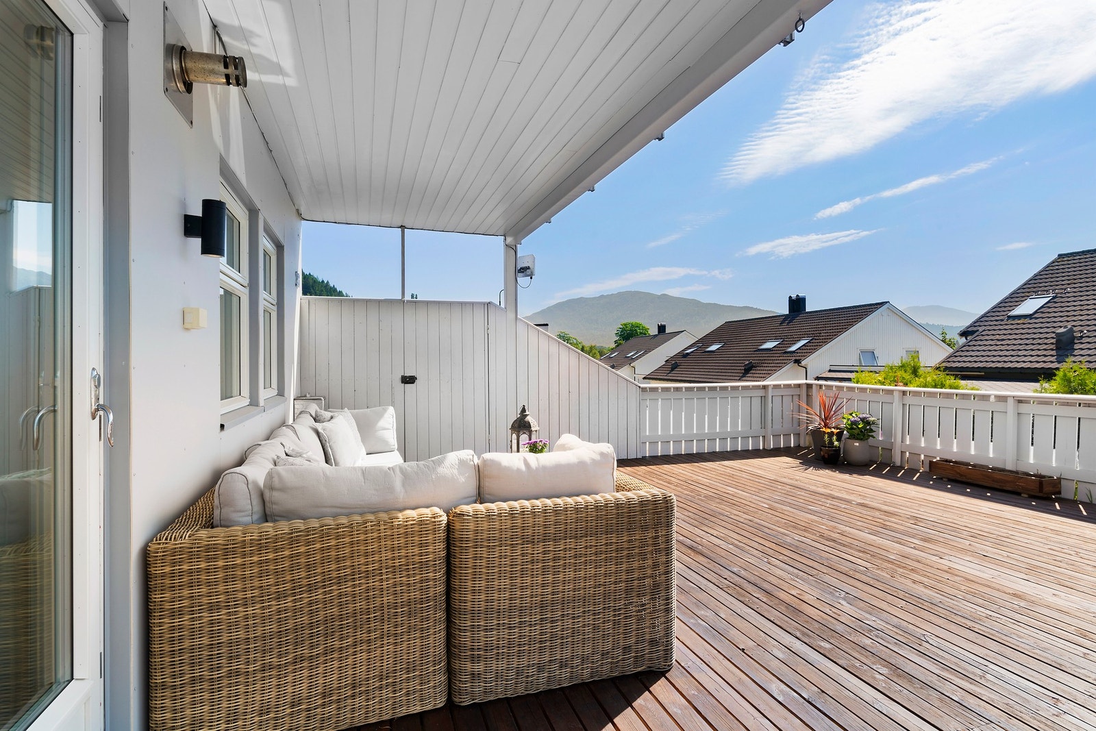 Døren i leveggen gjør at du kan ta planter, møbler og solsenger direkte inn på terrassen uten å gå via leiligheten. Galleribilde