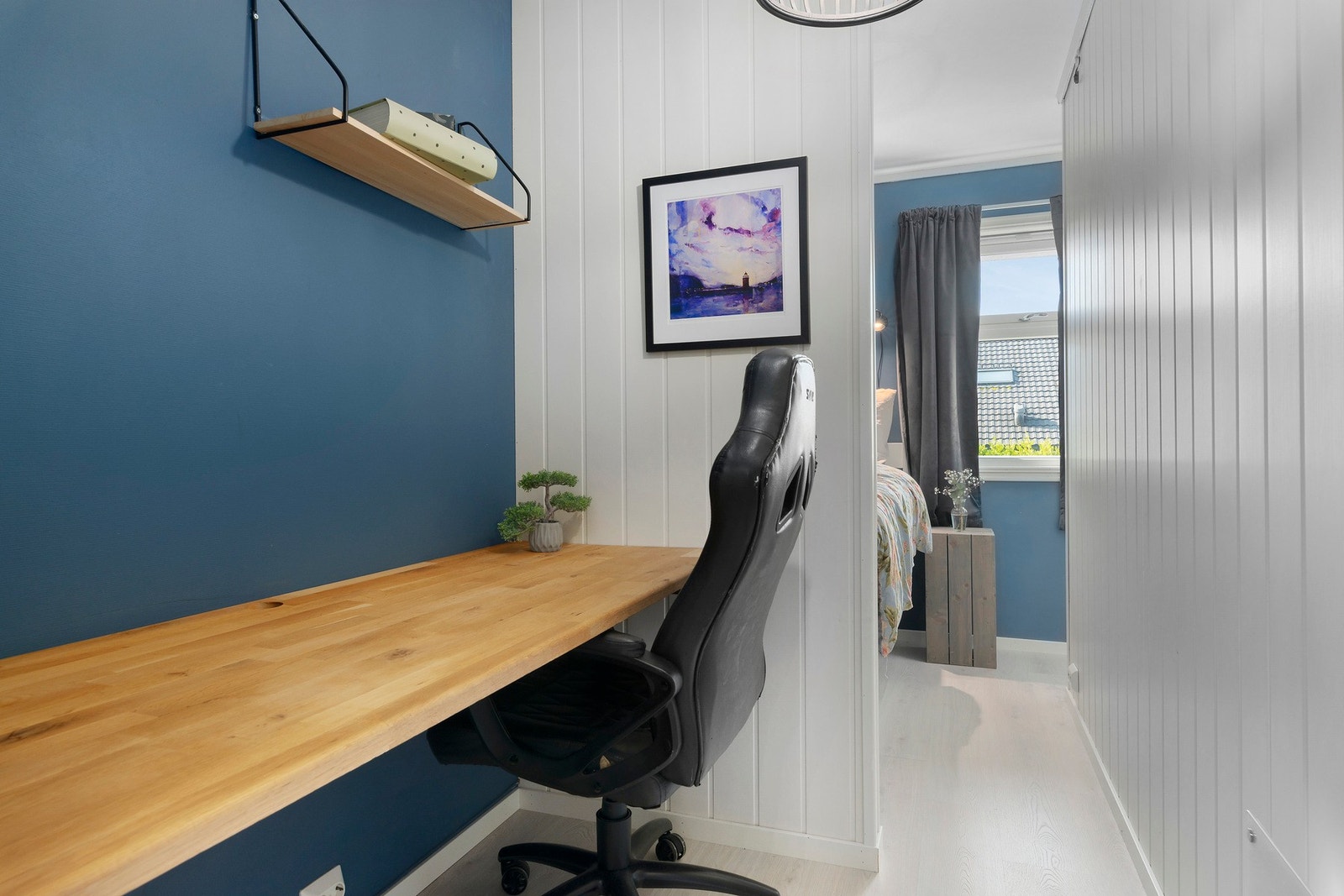 Rommet har sydvendt orientering og her har man også en praktisk løsning for utførelse av lekser/kontorarbeid. Overflatene har lite brukersmerker. Galleribilde