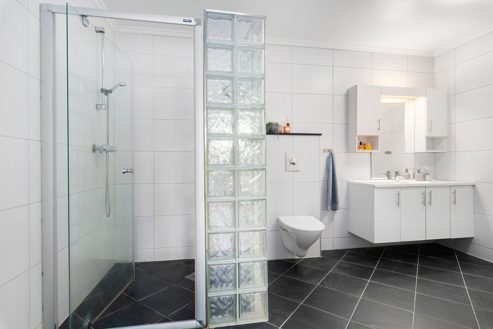 Romslig bad med flislagte overflater og med varmekabler i gulv. Galleribilde