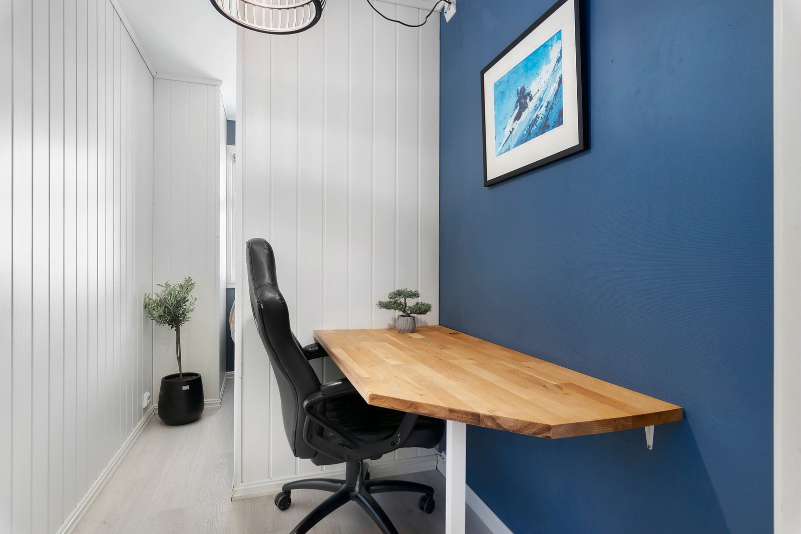 Smart løsning for lekser eller kontorarbeid på soverom. Galleribilde