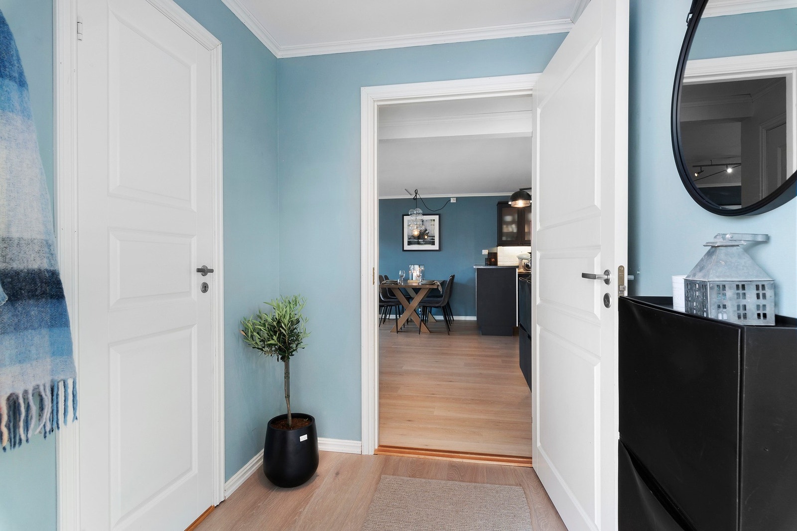 Stig på, leiligheten har vindfang og dør til venstre er til ett av soverommene. Galleribilde