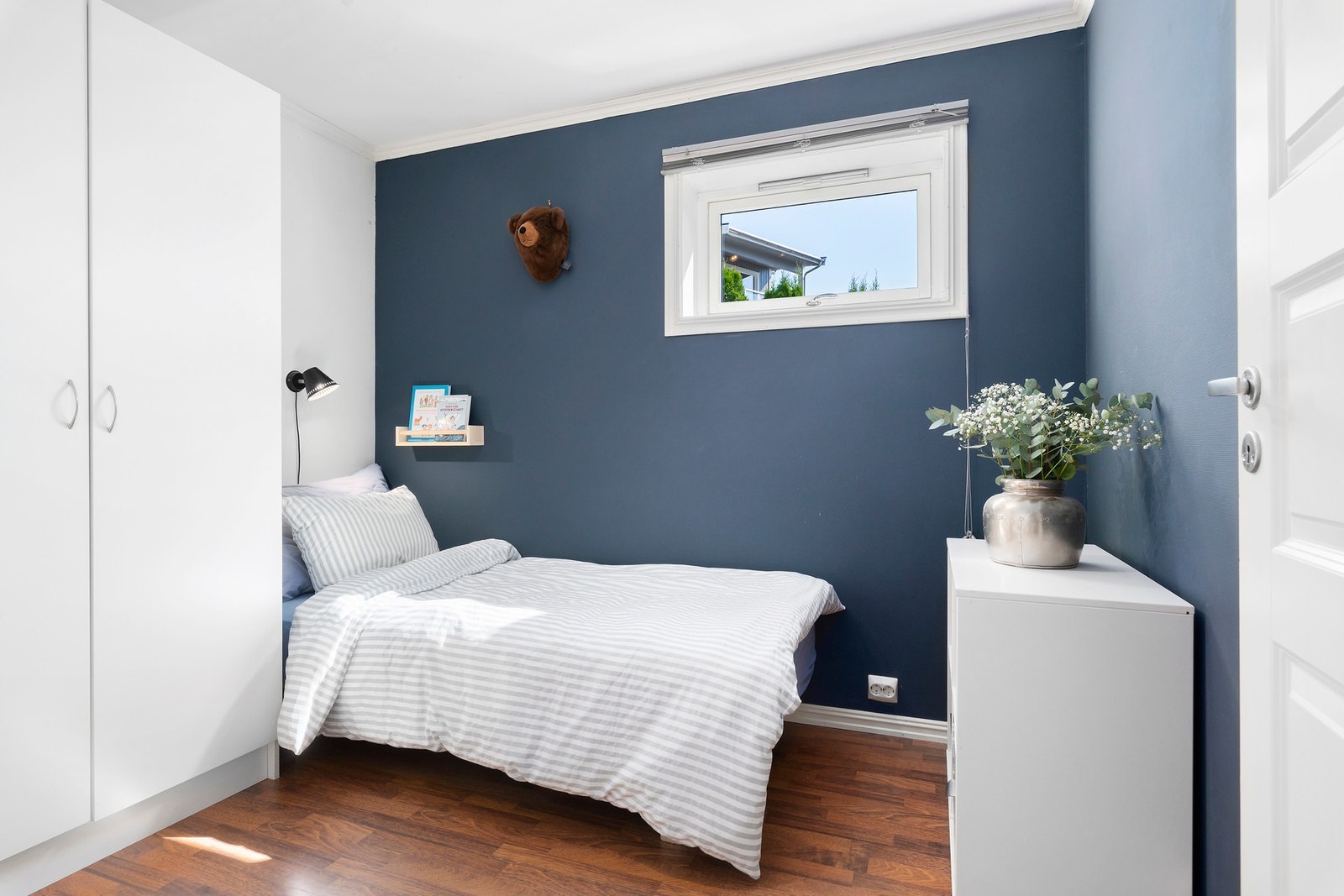 Vedrørende vinduets størrelse er dette ikke stort nok til å benytte som rømningsveg, rommet er oppført som bod på byggetegning og ikke godkjent som rom til varig opphold. Galleribilde