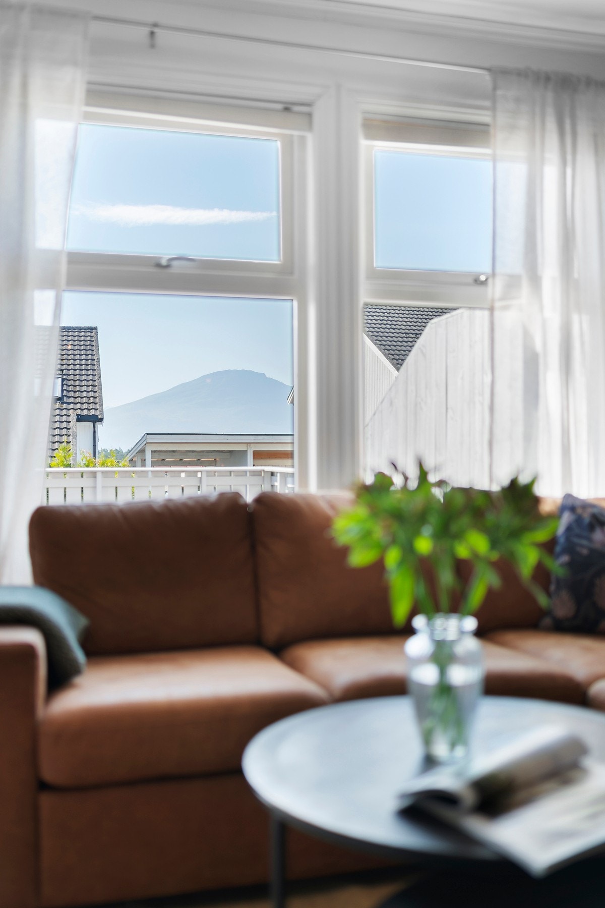 Eiendommen har sydvendt orientering med utsikt mot fjellene. Galleribilde